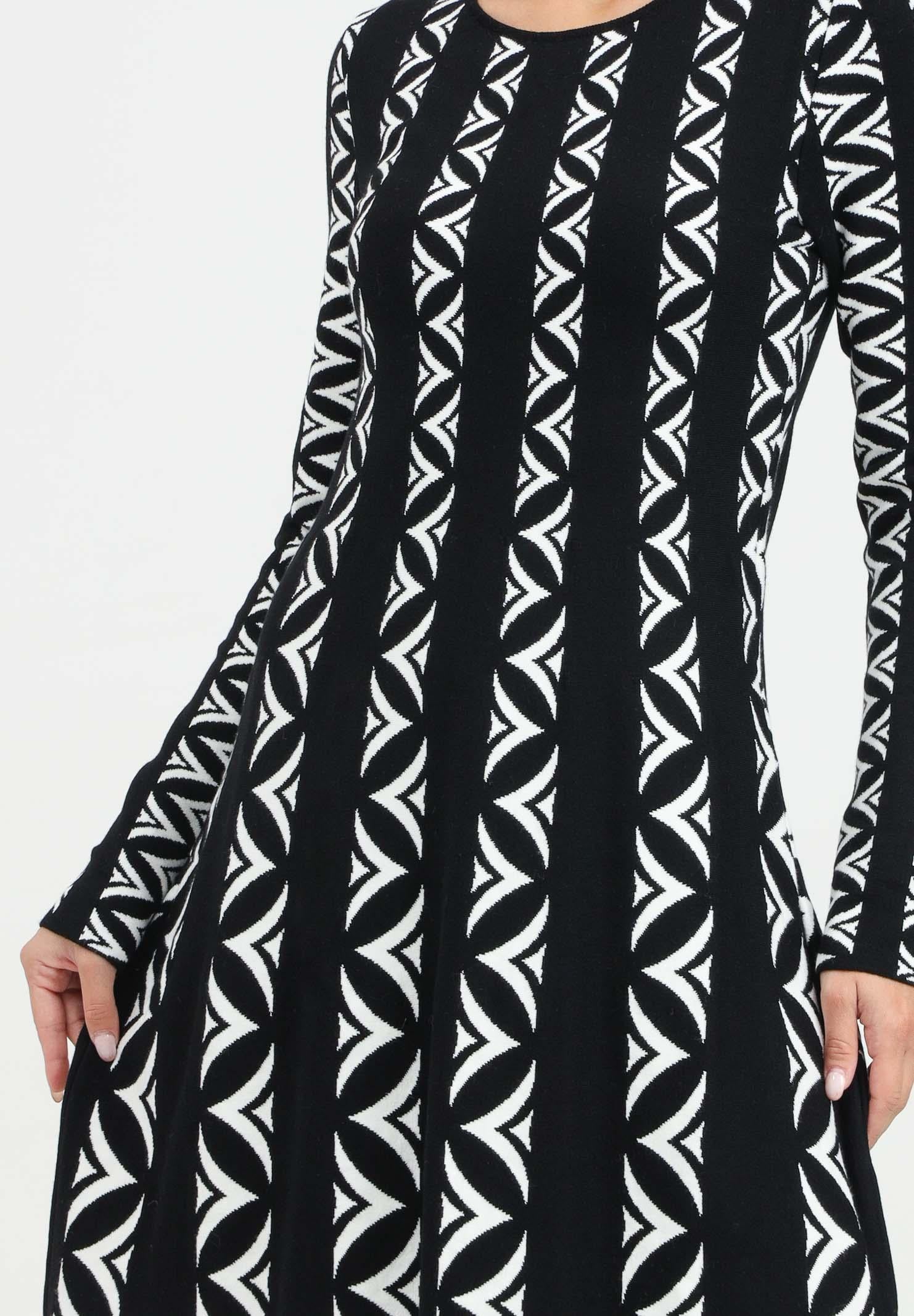 Abito corto nero da donna con fantasia a righe e motivo geometrico VSKD07009 NERO AKEP