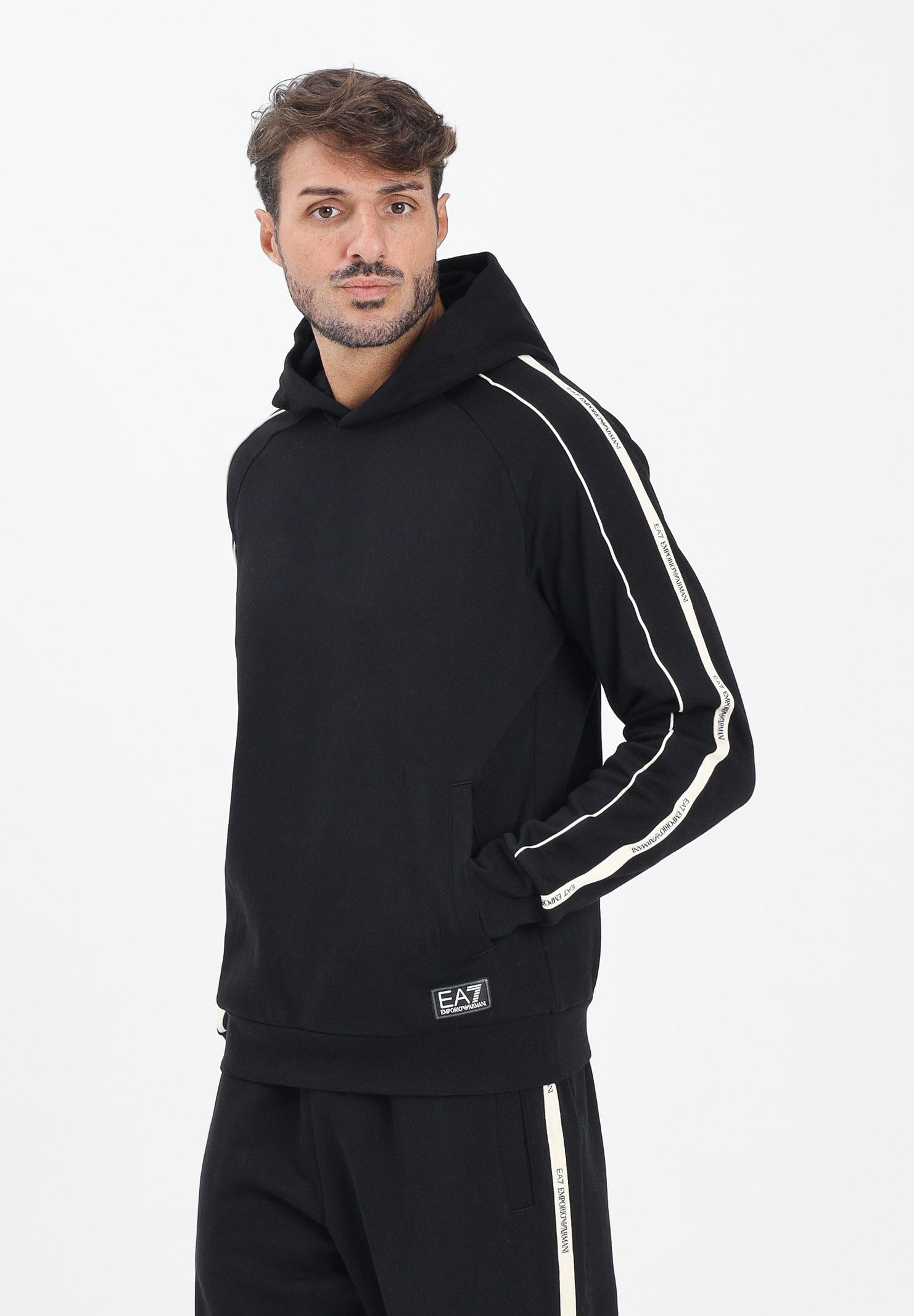 EA7 Felpa con cappuccio nera da uomo rifinita da bande logate a contrasto 7M000972AF10377 UC001 EA7