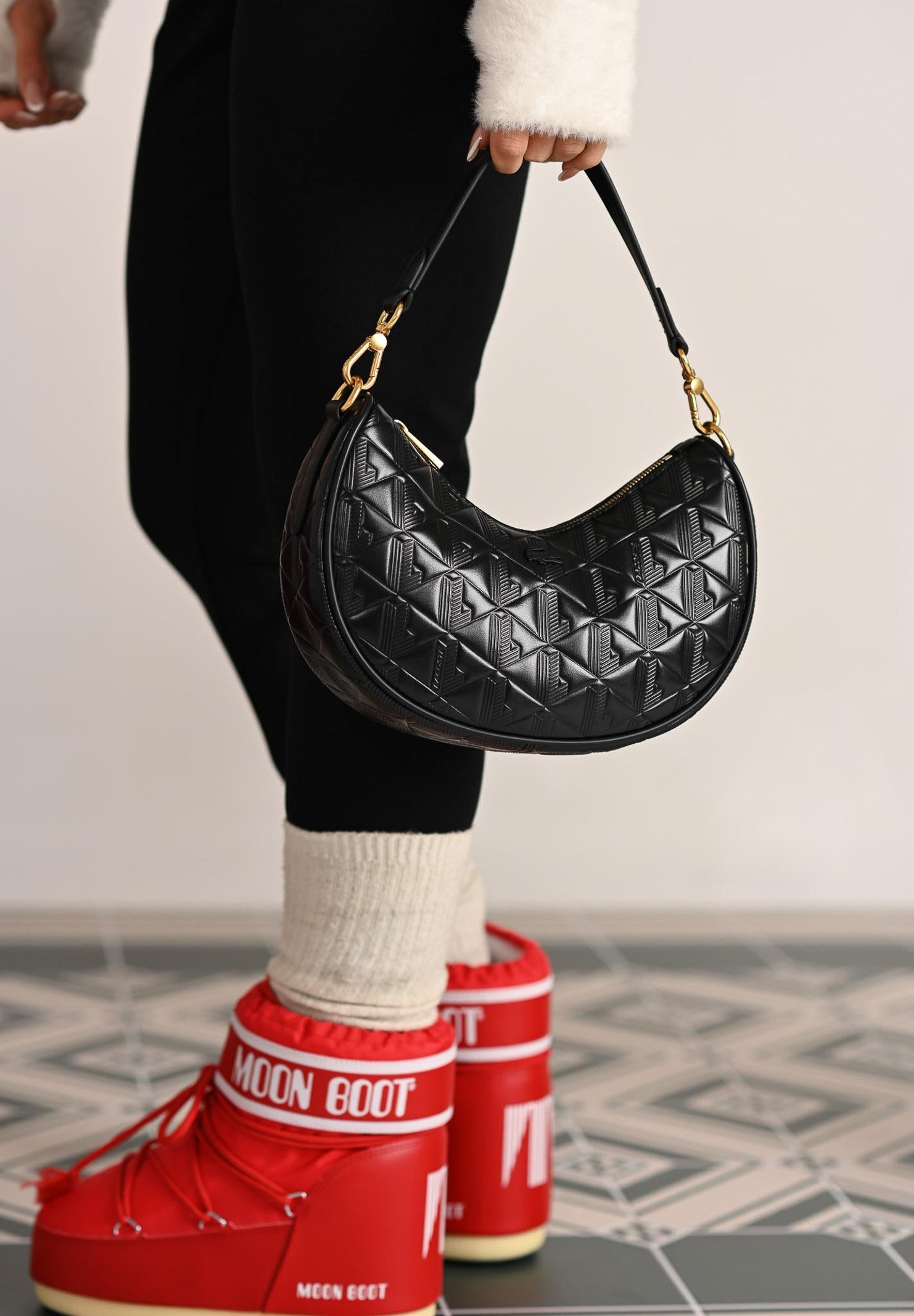 LACOSTE Borsa a spalla nera da donna in pelle goffrata Maheki NF4710 000 LACOSTE