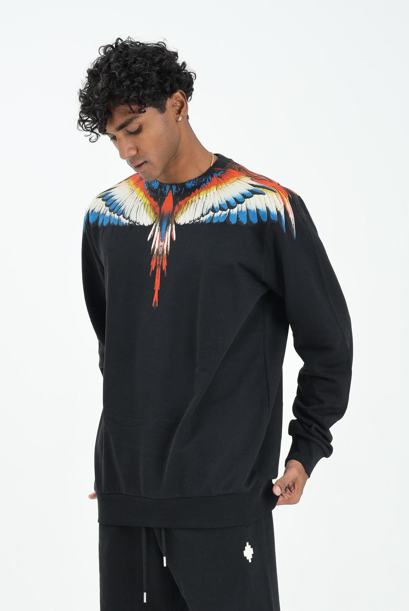 MARCELO BURLON COUNTY OF MILAN Felpa girocollo nera da uomo con stampa ali F5CAMASW025 110 MARCELO BURLON COUNTY OF MILAN