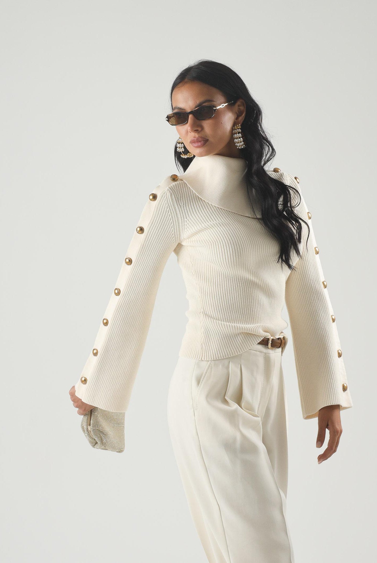 ELISABETTA FRANCHI Maglia con collo asimmetrico e bottoni gioiello, colore burro crema, da donna. MK03S66E2 193 ELISABETTA FRANCHI