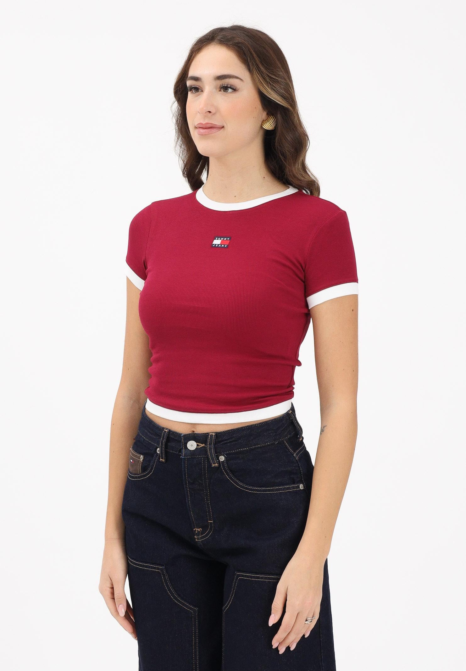 TOMMY JEANS T-shirt a manica corta bordeaux da donna con logo e finiture a contrasto DW0DW22575 VLC TOMMY JEANS