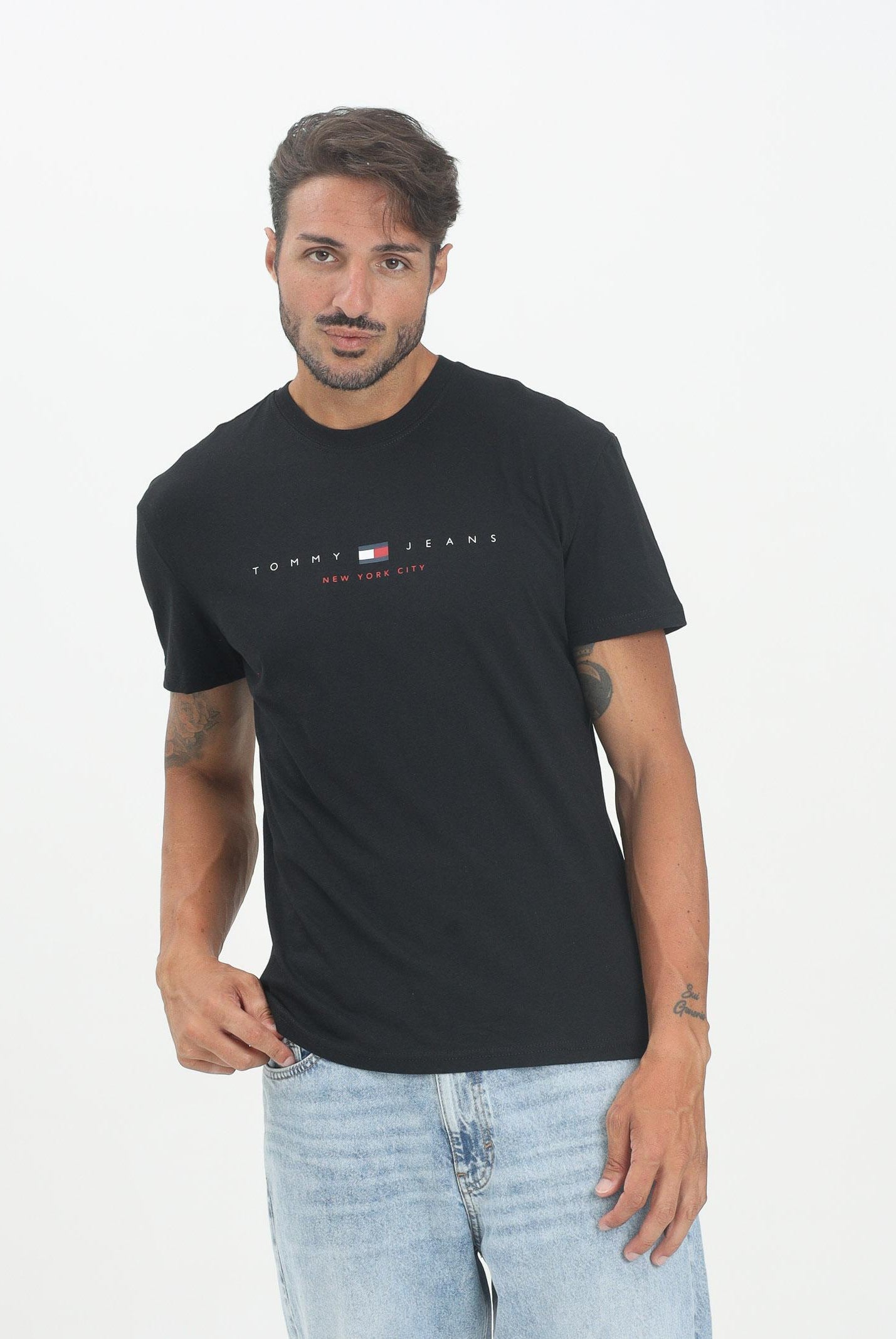 TOMMY JEANS T-shirt a manica corta nera da uomo con logo DM0DM21911BDS . TOMMY JEANS