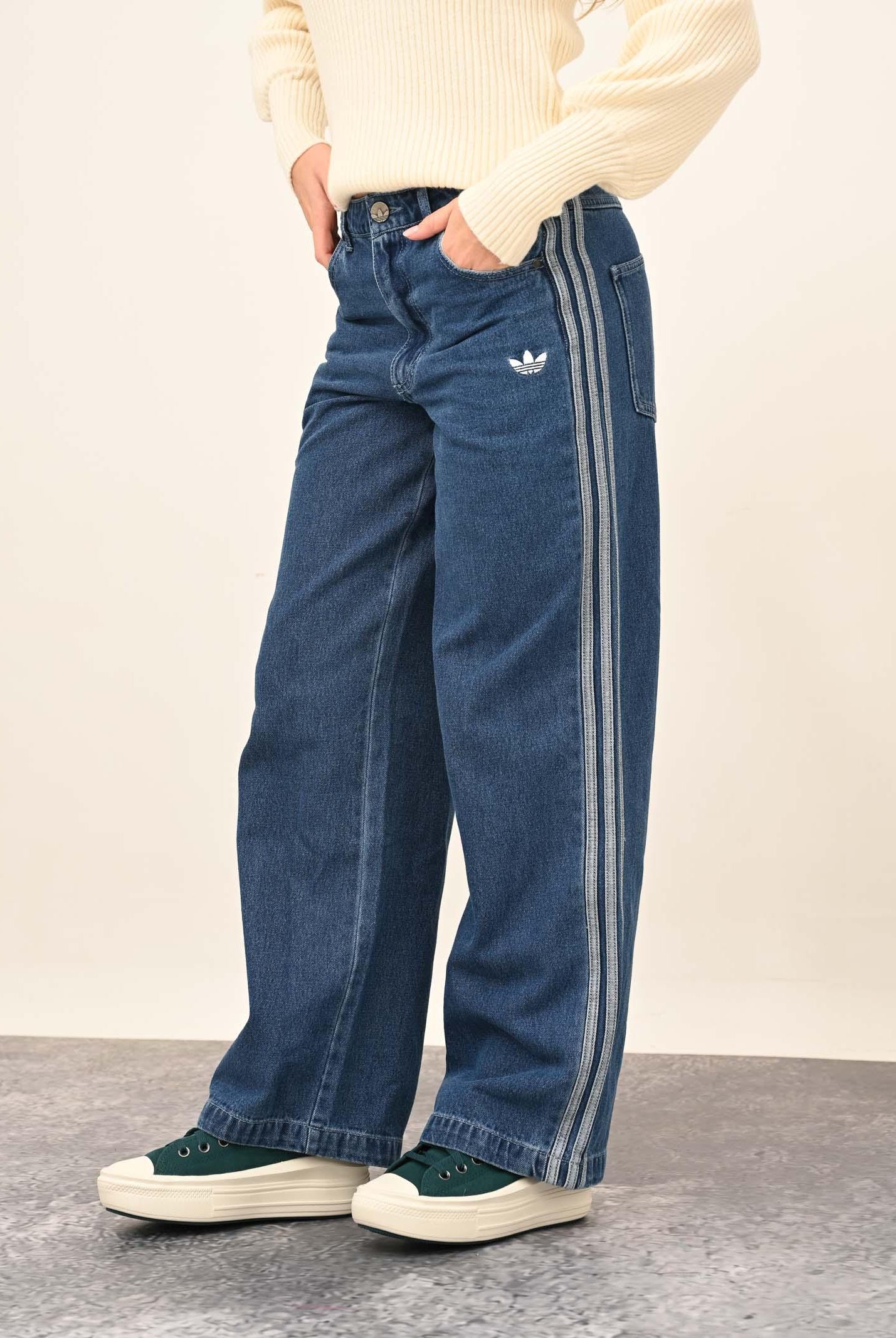 ADIDAS ORIGINALS Jeans Adicolor Denim 3-Stripes in denim chiaro da donna JD2574 . ADIDAS ORIGINALS