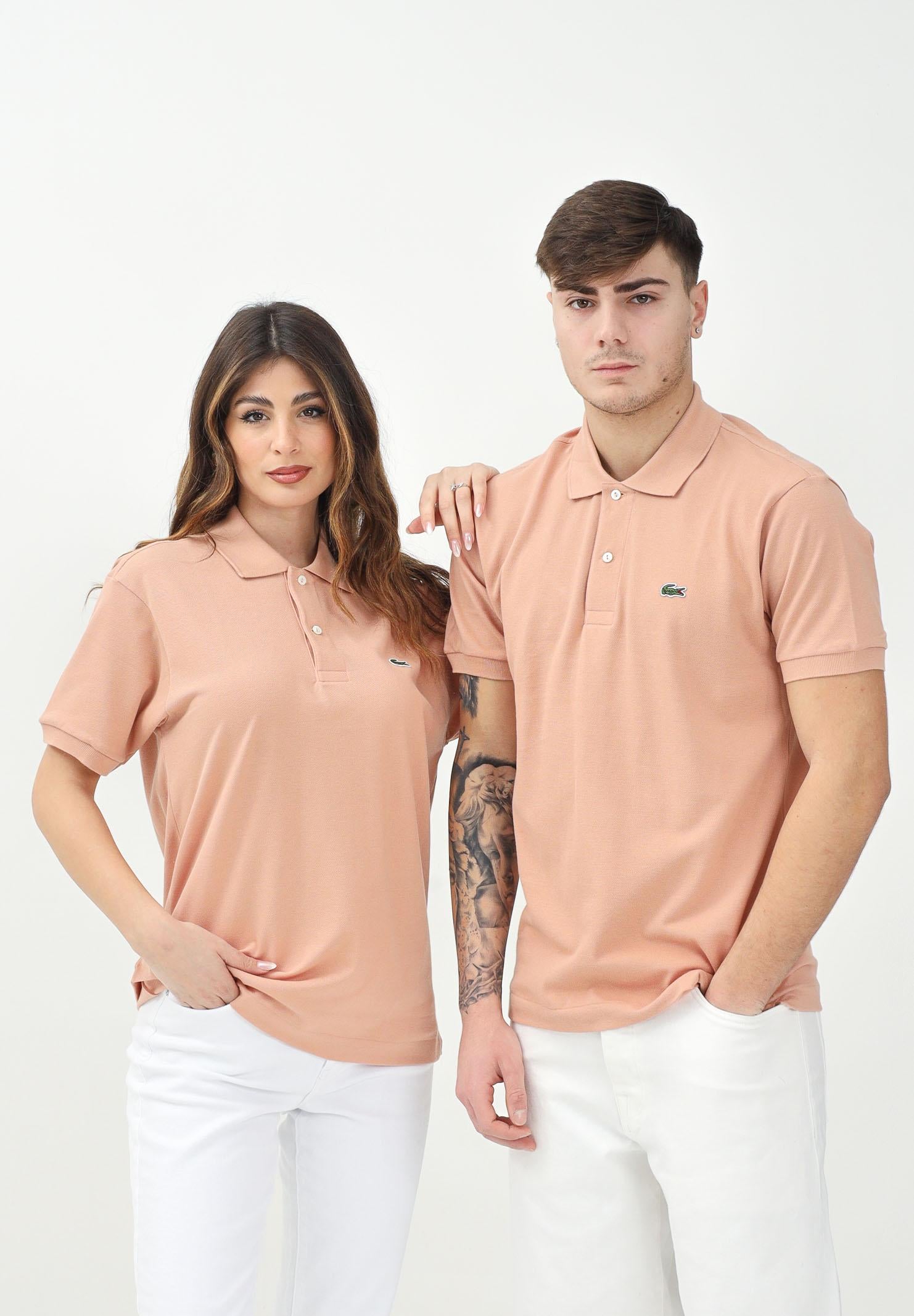 LACOSTE Polo salmone per uomo e donna caratterizzata da patch logo coccodirllo 1212 UI2 LACOSTE