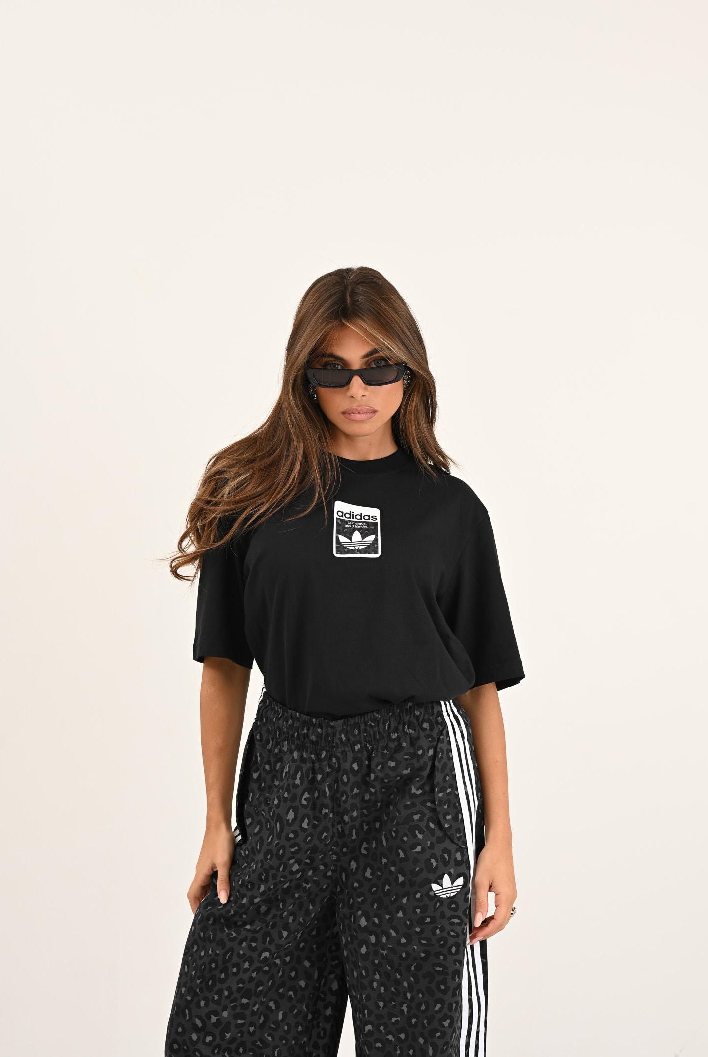 ADIDAS ORIGINALS T-shirt a manica corta Leo Oversize nera da donna JV7569 ADIDAS ORIGINALS