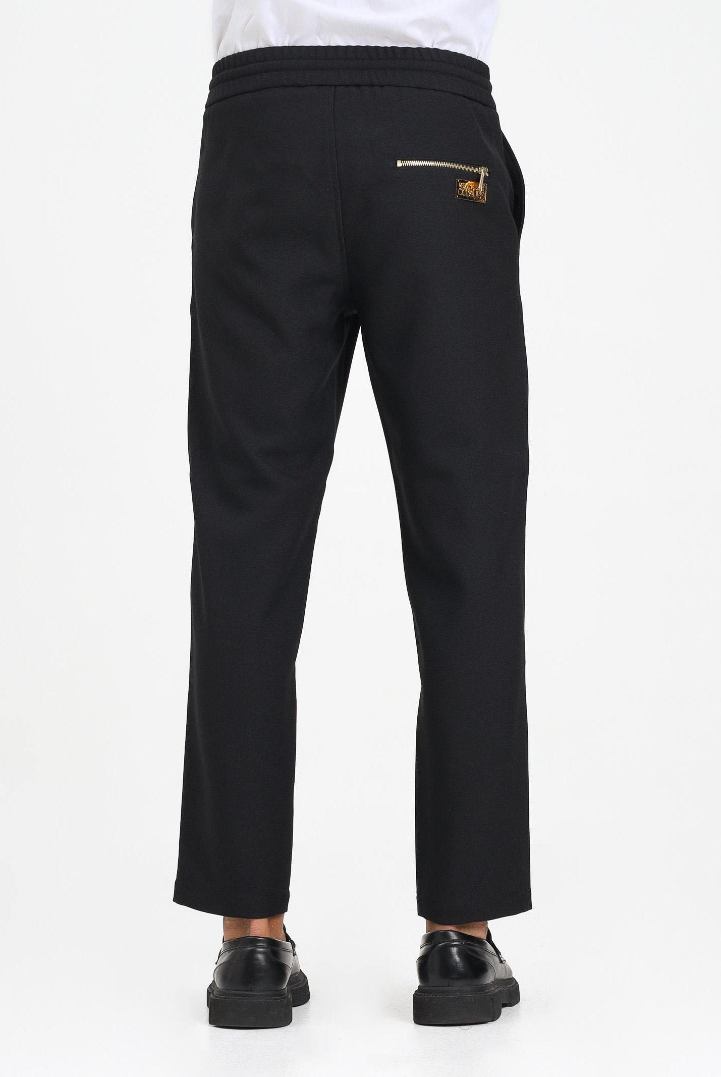 VERSACE JEANS COUTURE Pantalone nero da uomo impreziosito da un hardware con Institutional Logo 79GAA100N0136 899 VERSACE JEANS COUTURE