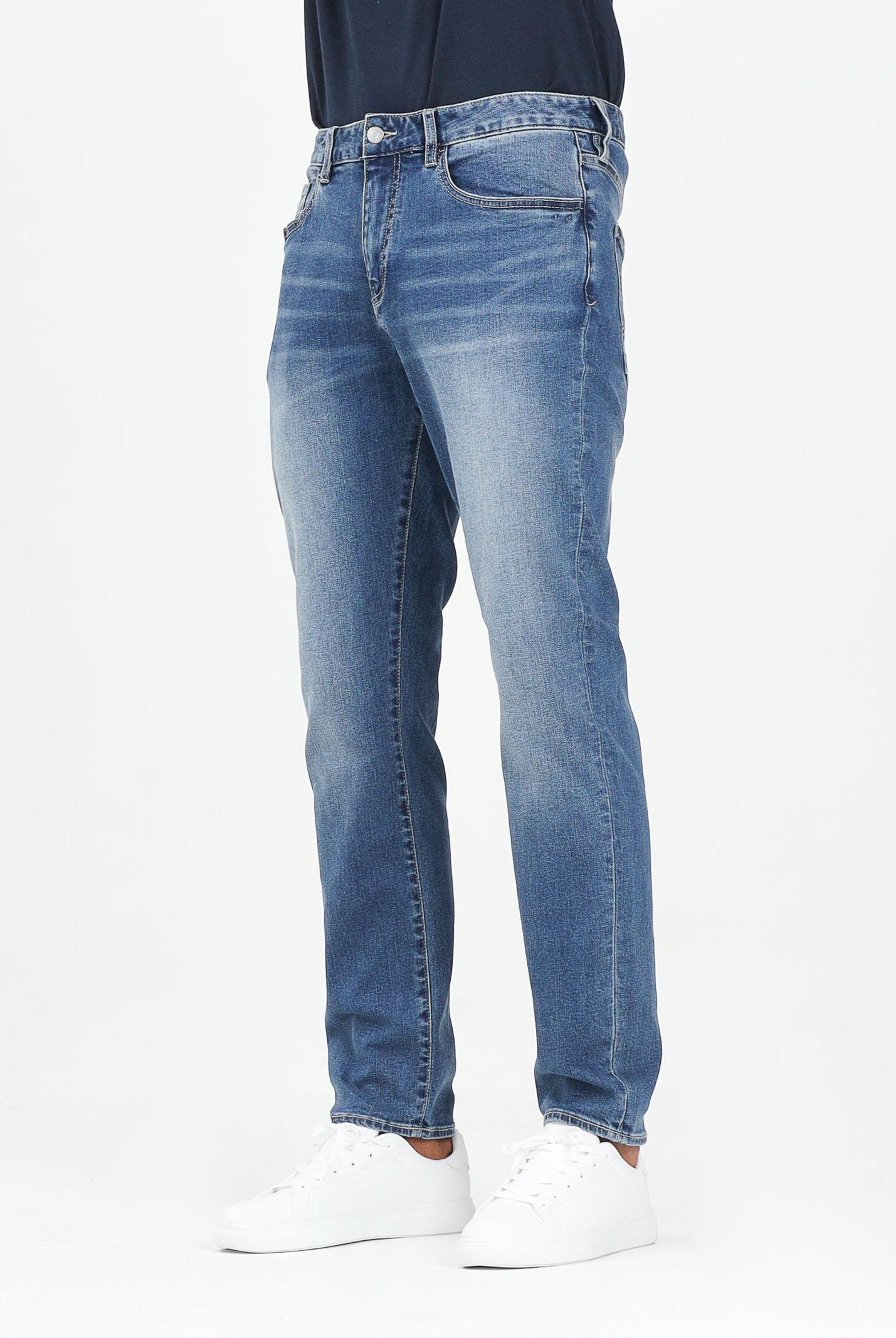 ARMANI EXCHANGE Jeans in denim blu da uomo con leggere sfumature più chiare XM000070AF14266 MB001 ARMANI EXCHANGE