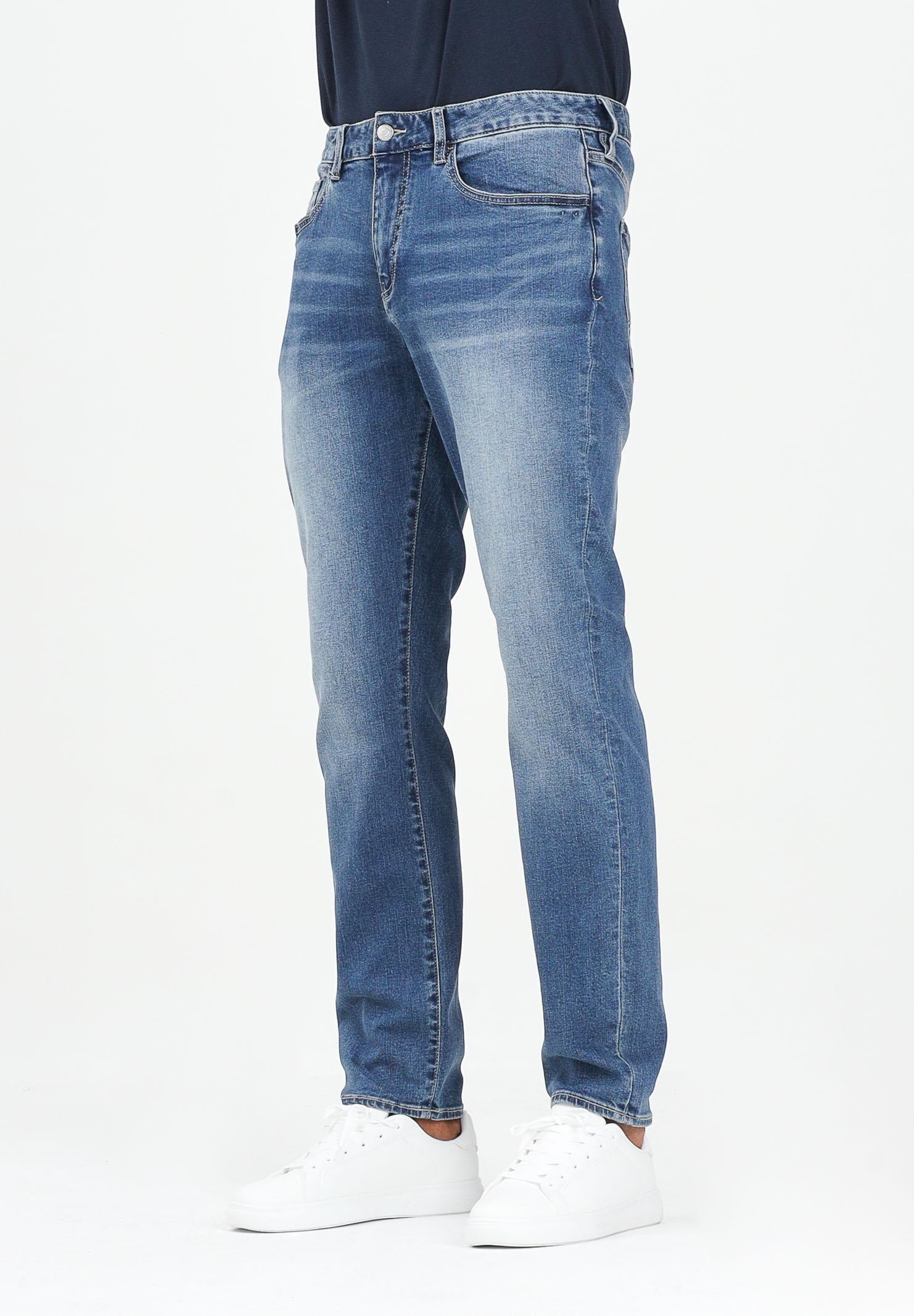 ARMANI EXCHANGE Jeans in denim blu da uomo con leggere sfumature più chiare XM000070AF14266 MB001 ARMANI EXCHANGE