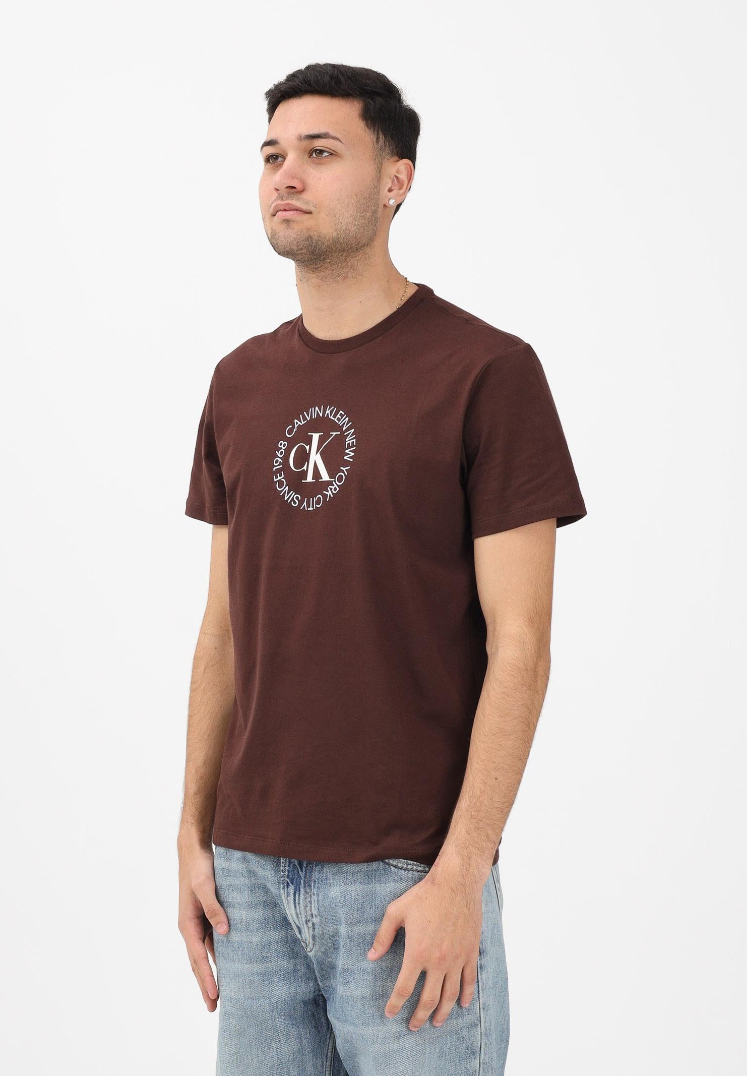 CALVIN KLEIN JEANS T-shirt a manica corta marrone da uomo con stampa logo LV14RE816G2IN . CALVIN KLEIN JEANS