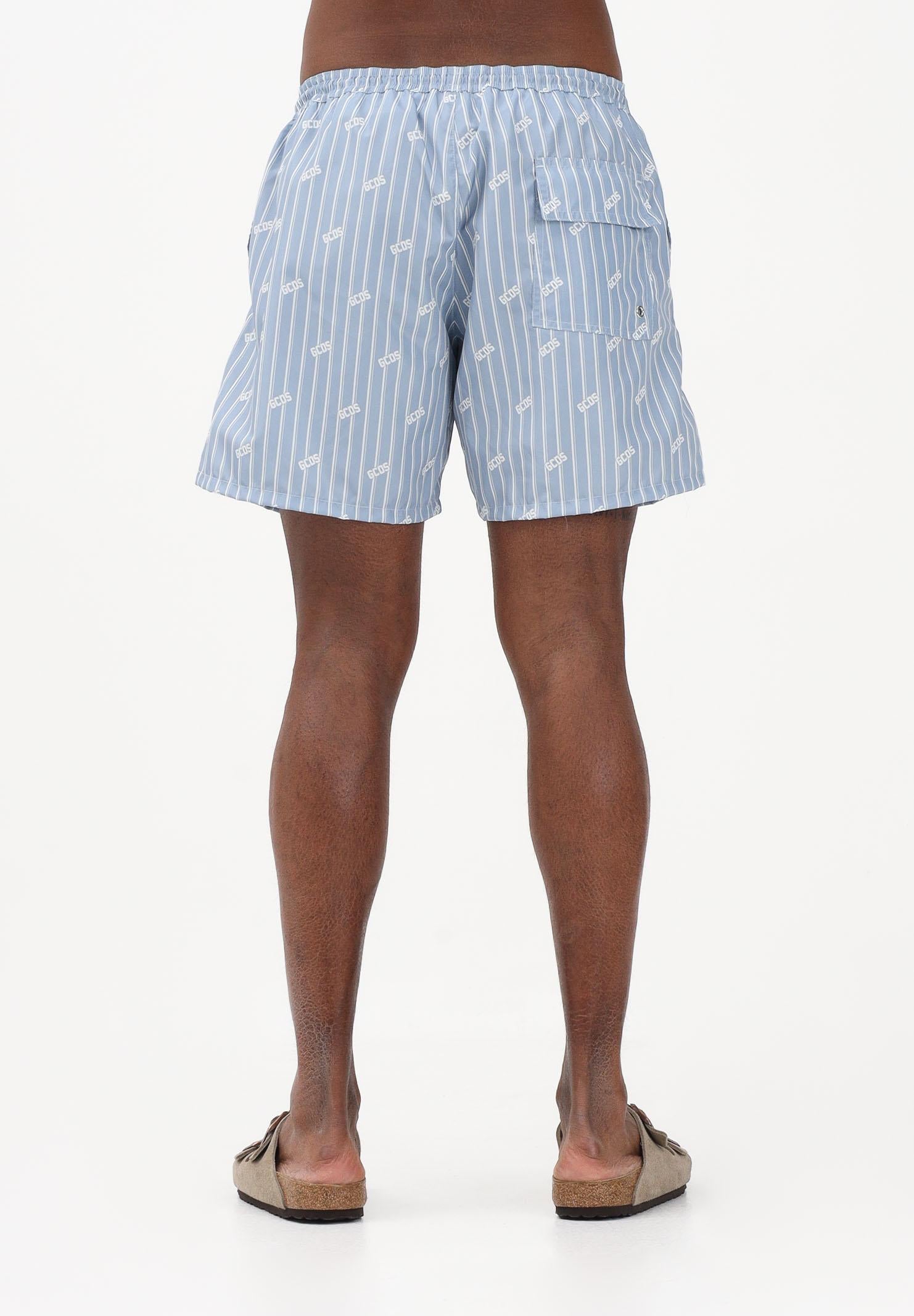 GCDS Shorts mare celeste da uomo con stampa rigata e logo all-over C1MWQS252T015 733A GCDS