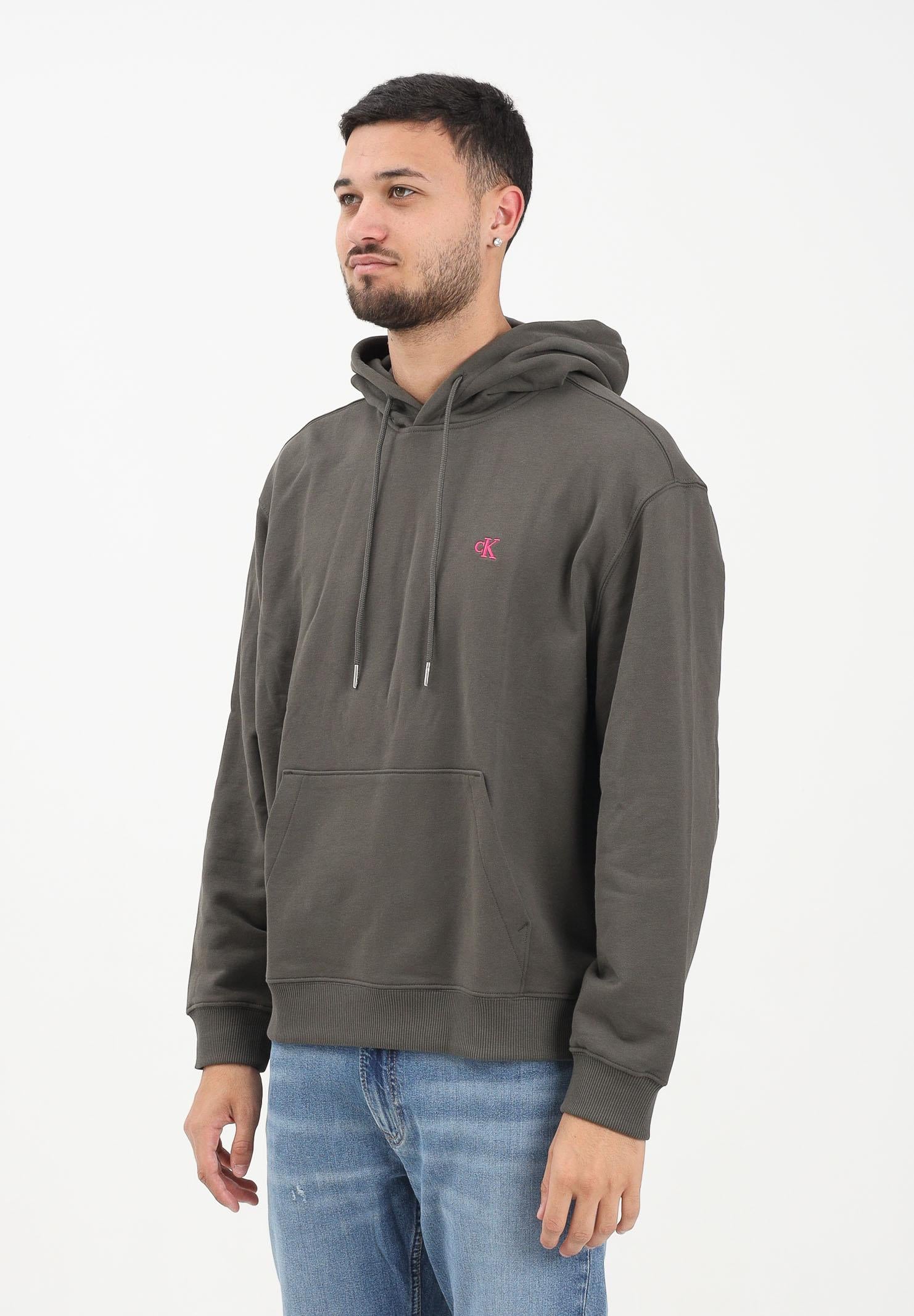 CALVIN KLEIN JEANS Felpa con cappuccio verde militare da uomo rifinita da ricamo logo LV04RC297GPAR CALVIN KLEIN JEANS