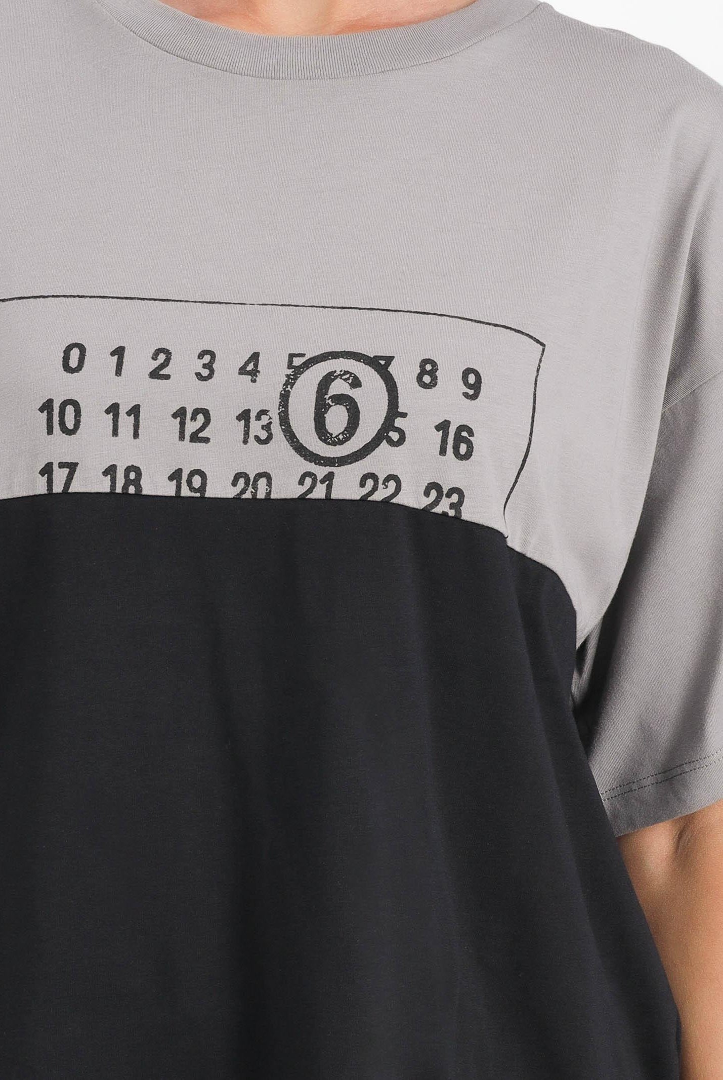 MAISON MARGIELA T-shirt a manica corta nera e grigia per donna, ragazzi e bambini caratterizzata da una costruzione re-cut M60876MM04I M6C37 MAISON MARGIELA