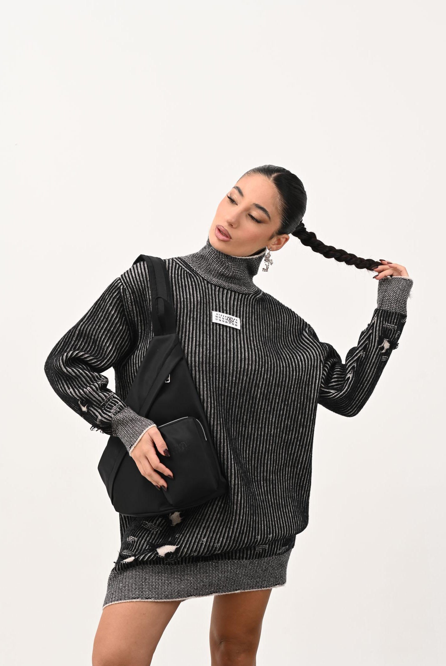 MAISON MARGIELA Abito corto nero per donna e bambina con sottili righe e patch logo M60847MM06K M6C39 MAISON MARGIELA