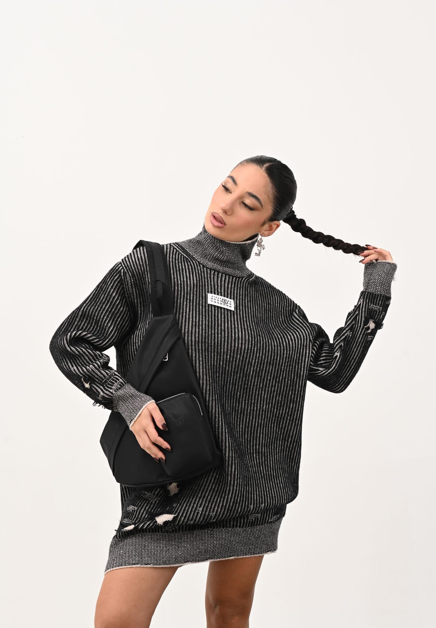 MAISON MARGIELA Abito corto nero per donna e bambina con sottili righe e patch logo M60847MM06K M6C39 MAISON MARGIELA