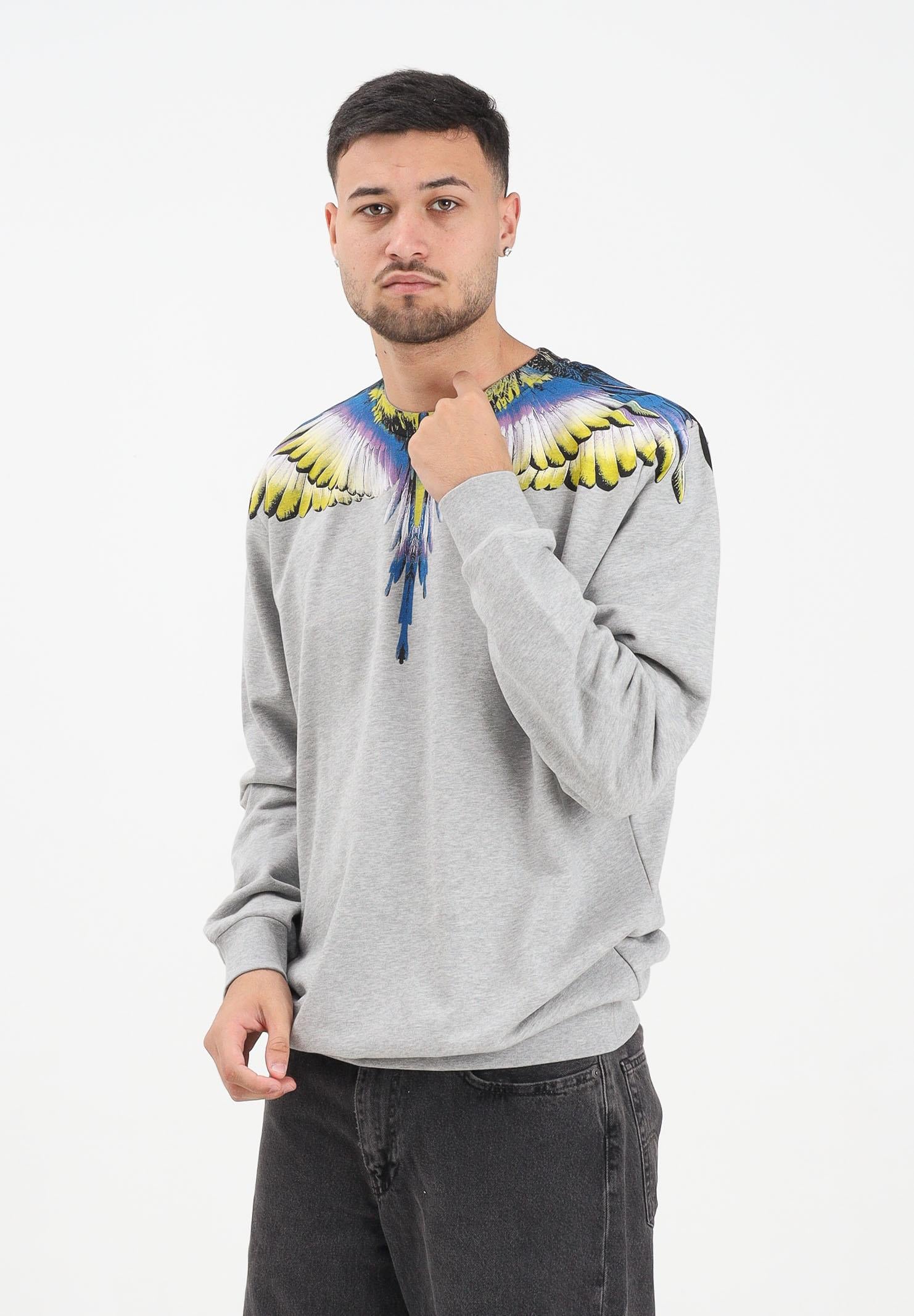 MARCELO BURLON COUNTY OF MILAN Felpa girocollo grigia da uomo con stampa ali multicolore F5CAMASW061 101 MARCELO BURLON COUNTY OF MILAN
