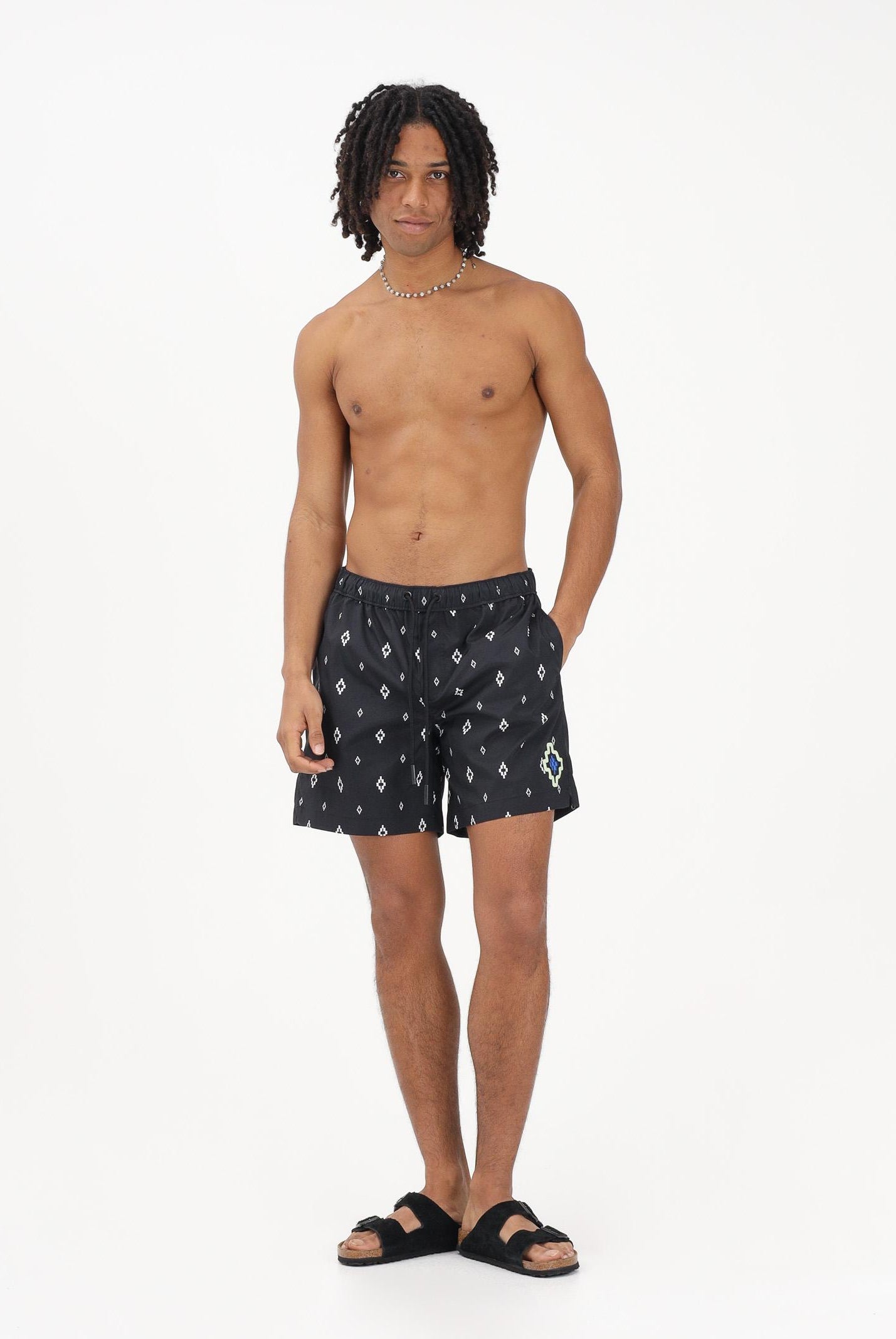 MARCELO BURLON COUNTY OF MILAN Shorts mare nero da uomo con stampa COMAS2606330888 . MARCELO BURLON COUNTY OF MILAN