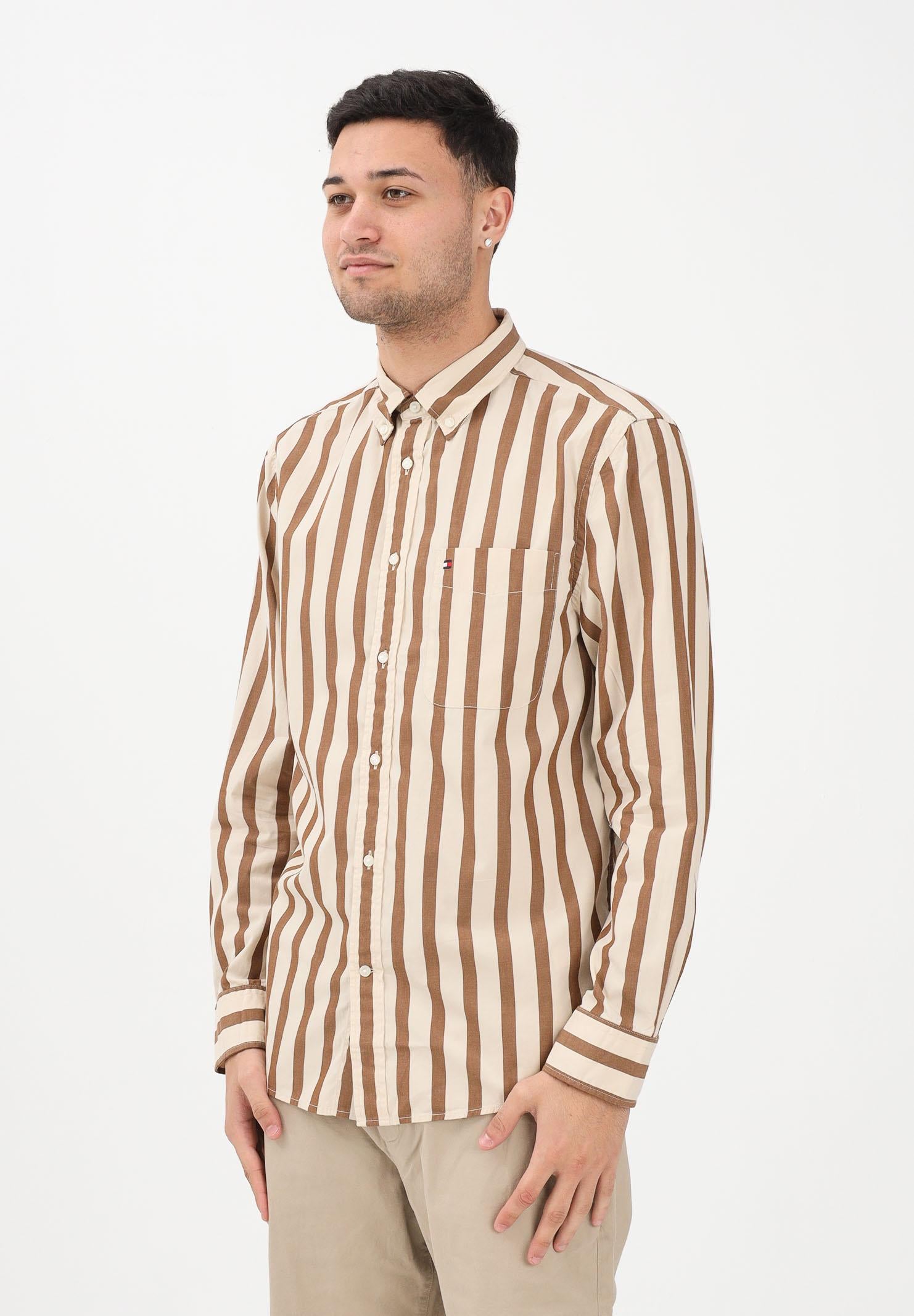 TOMMY HILFIGER Camicia a manica lunga da uomo con motivo a righe nei toni del beige e del marrone MW0MW41715 0AA TOMMY HILFIGER