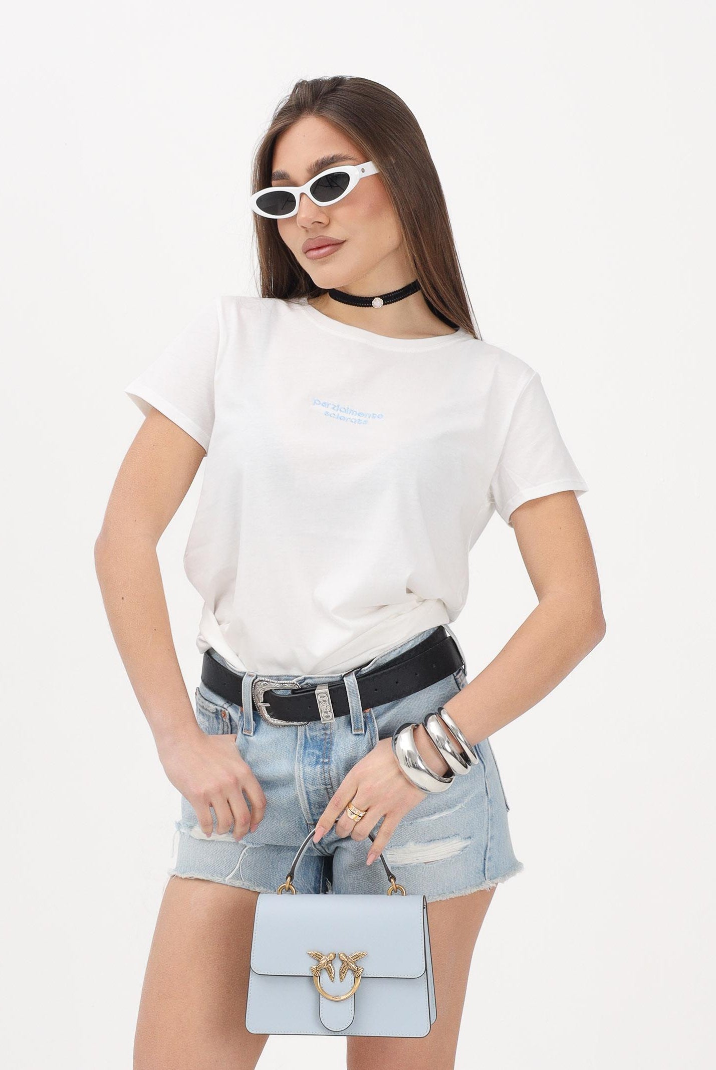 VICOLO T-shirt a manica corta bianca da donna con ricamo "Parzialmente sclerata" RAB0551 02 VICOLO