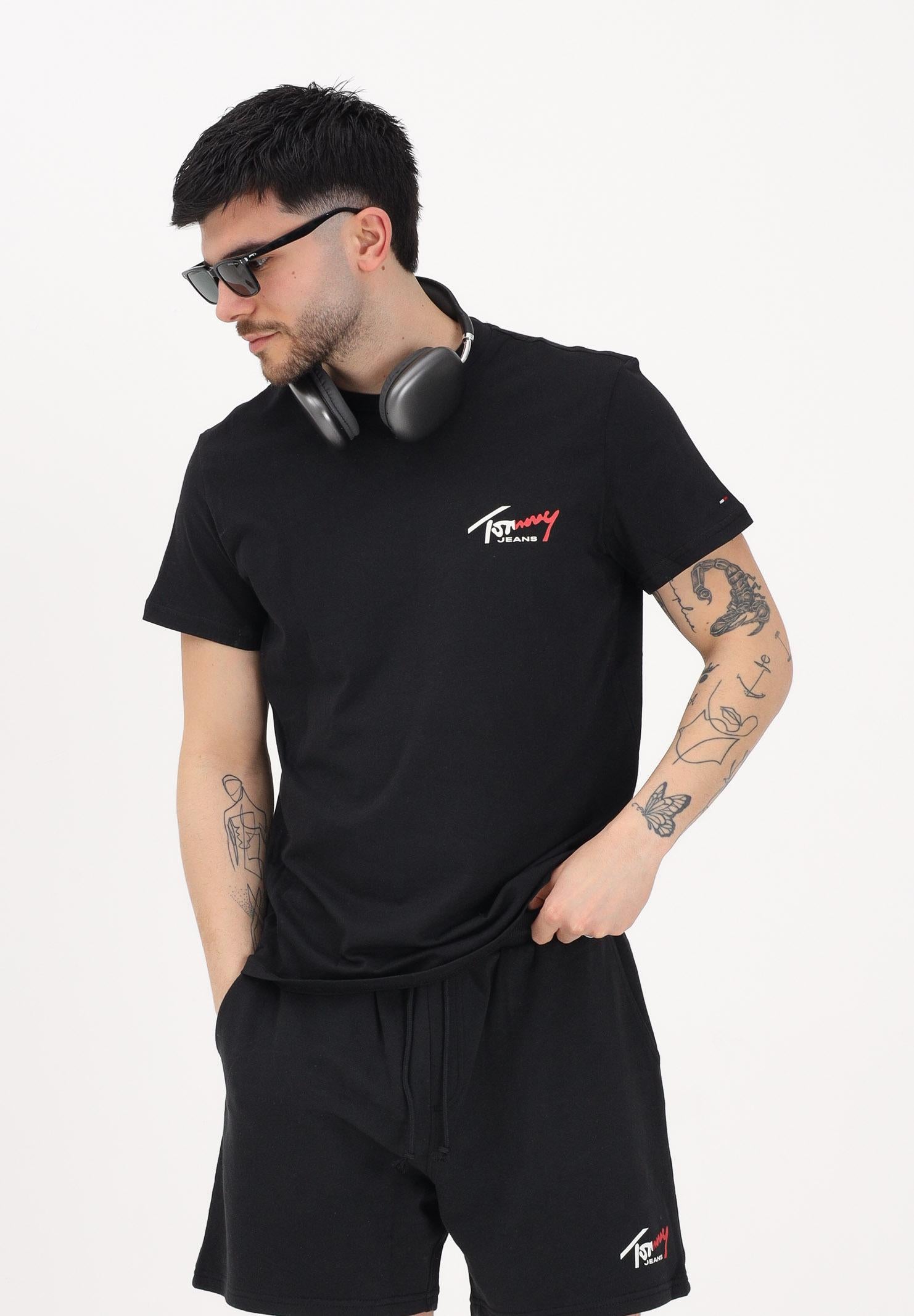 TOMMY JEANS T-shirt a manica corta nera da uomo con logo frontale DM0DM22538 BDS TOMMY JEANS