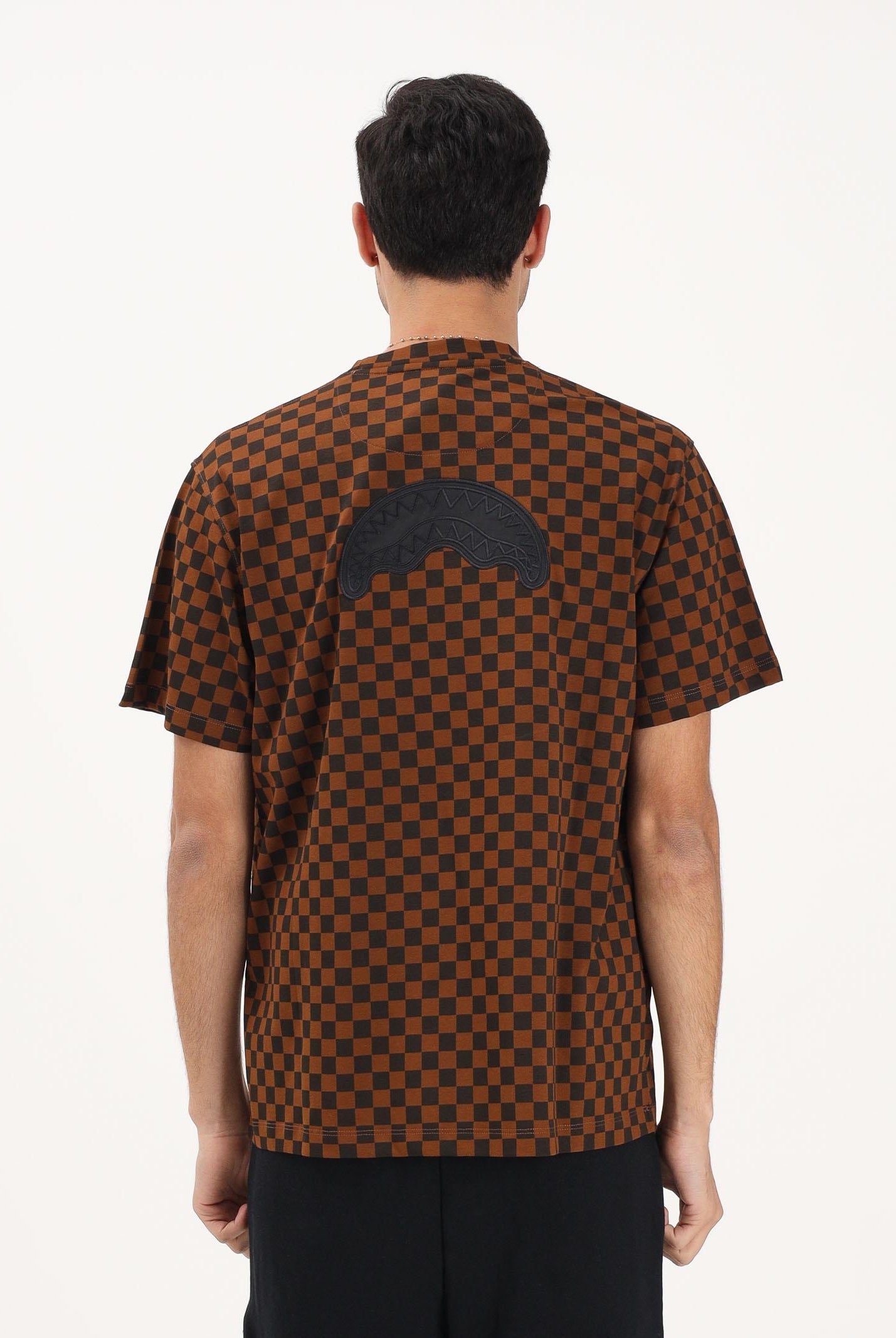 SPRAYGROUND T-shirt a manica corta marrone da uomo con motivo a schacchi SP837 . SPRAYGROUND
