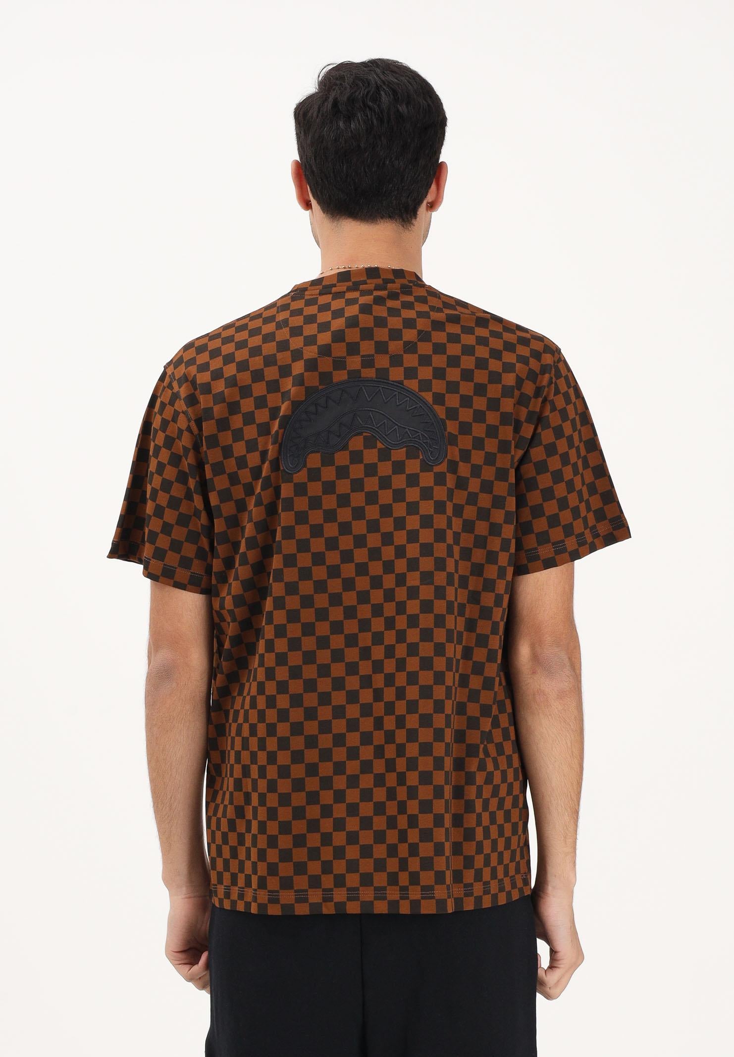 SPRAYGROUND T-shirt a manica corta marrone da uomo con motivo a schacchi SP837 . SPRAYGROUND