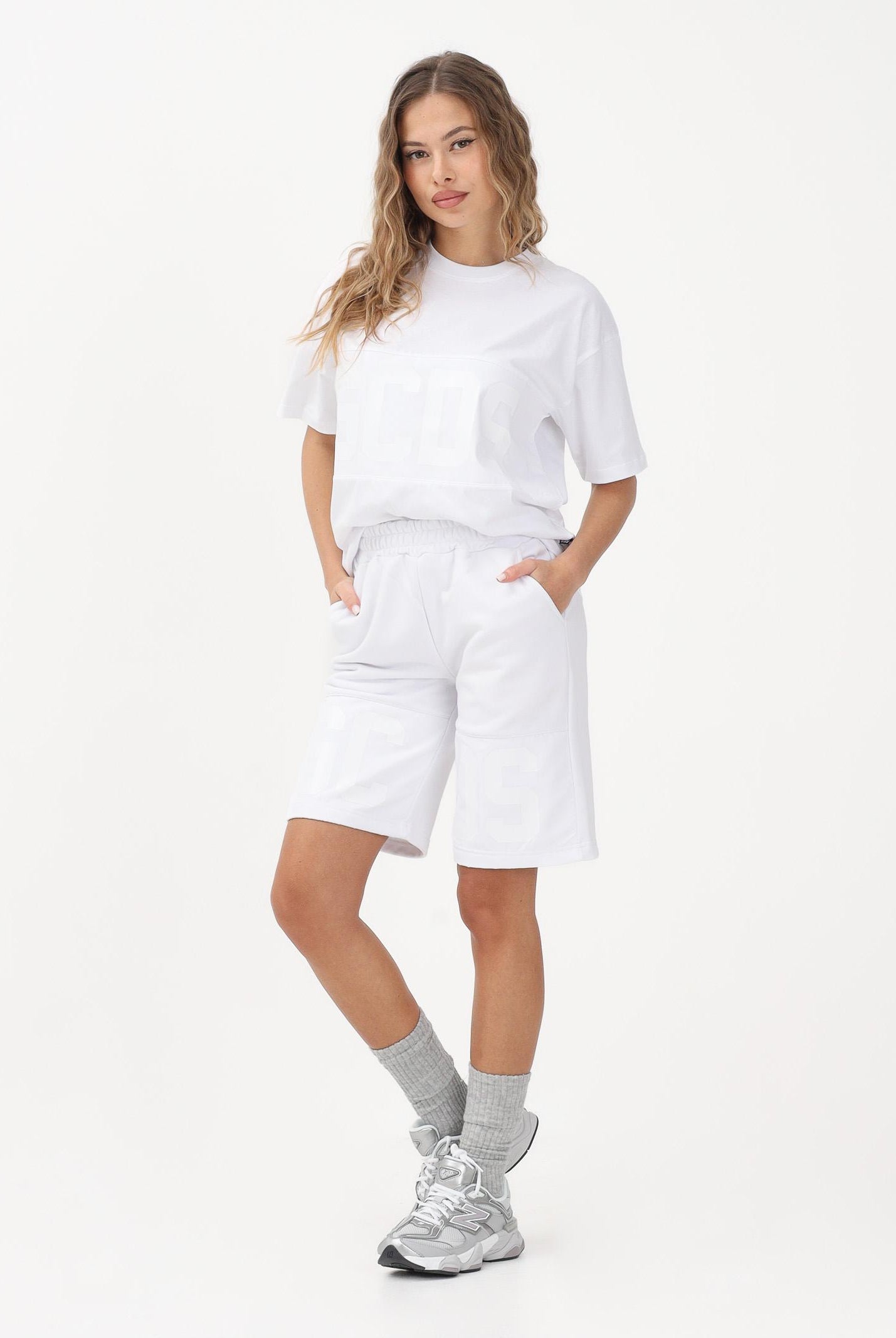 GCDS Shorts sportivo bianco per donna, ragazzi e bambini con logo<BR/> Z0UJQL599F004 100A GCDS