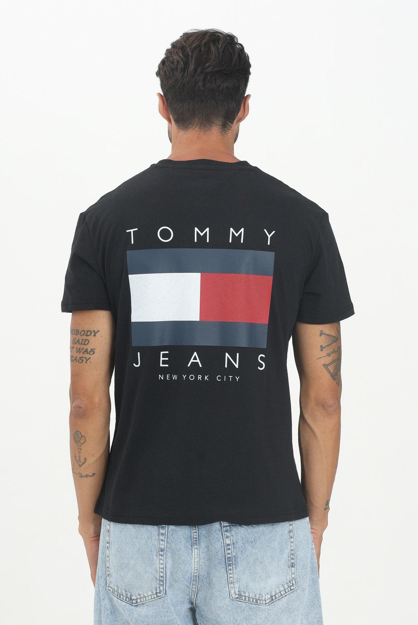 TOMMY JEANS T-shirt a manica corta nera da uomo con maxi logo DM0DM21910BDS . TOMMY JEANS