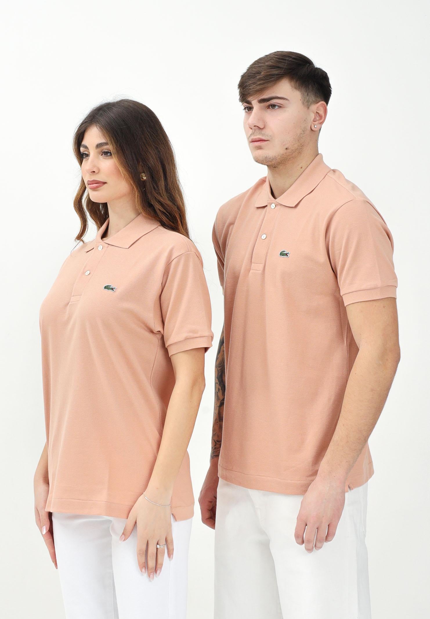 LACOSTE Polo salmone per uomo e donna caratterizzata da patch logo coccodirllo 1212 UI2 LACOSTE