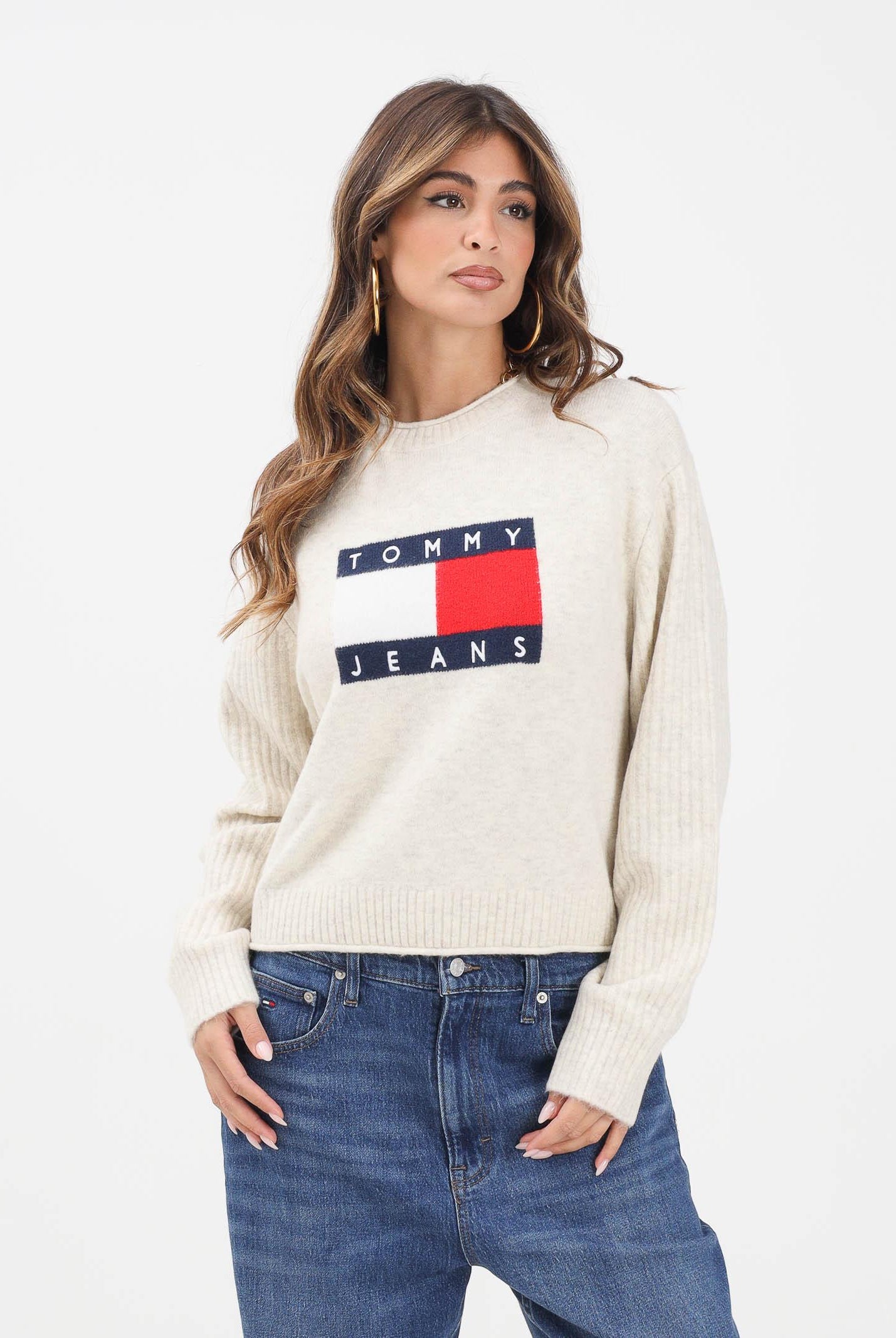 TOMMY JEANS Maglioncino girocollo panna da donna con bandiera DW0DW21782AFN TOMMY JEANS