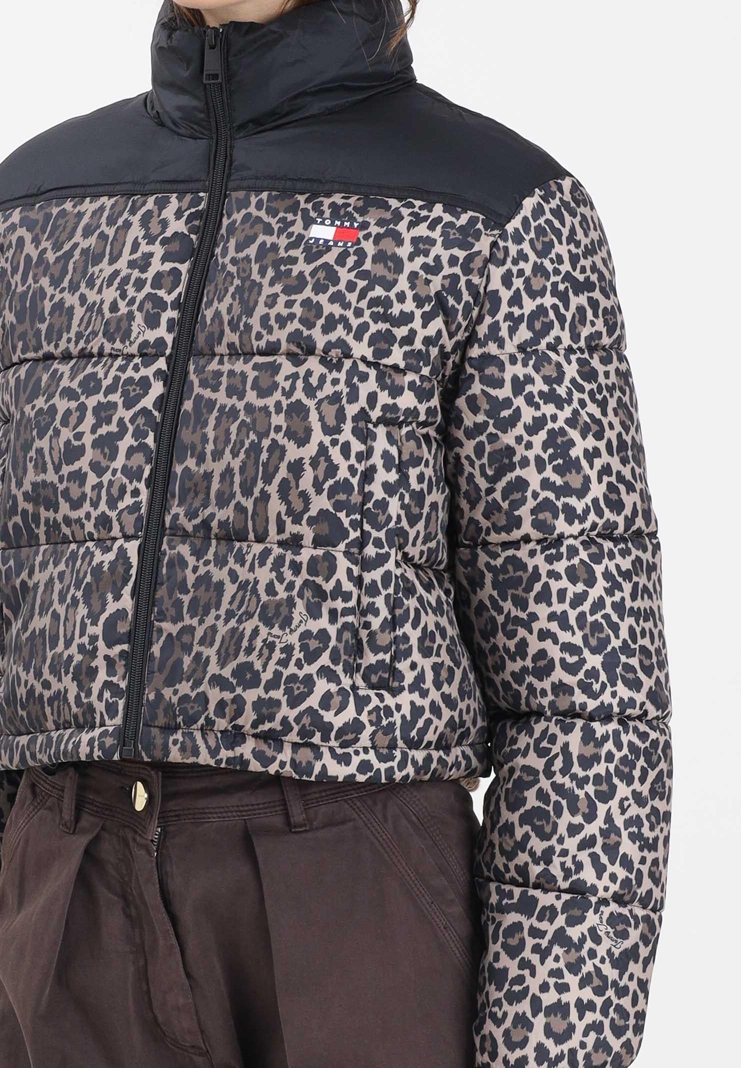 TOMMY JEANS Piumino Leopard Ripstop Relaxed Cropped nero da donna DW0DW219670HD TOMMY JEANS