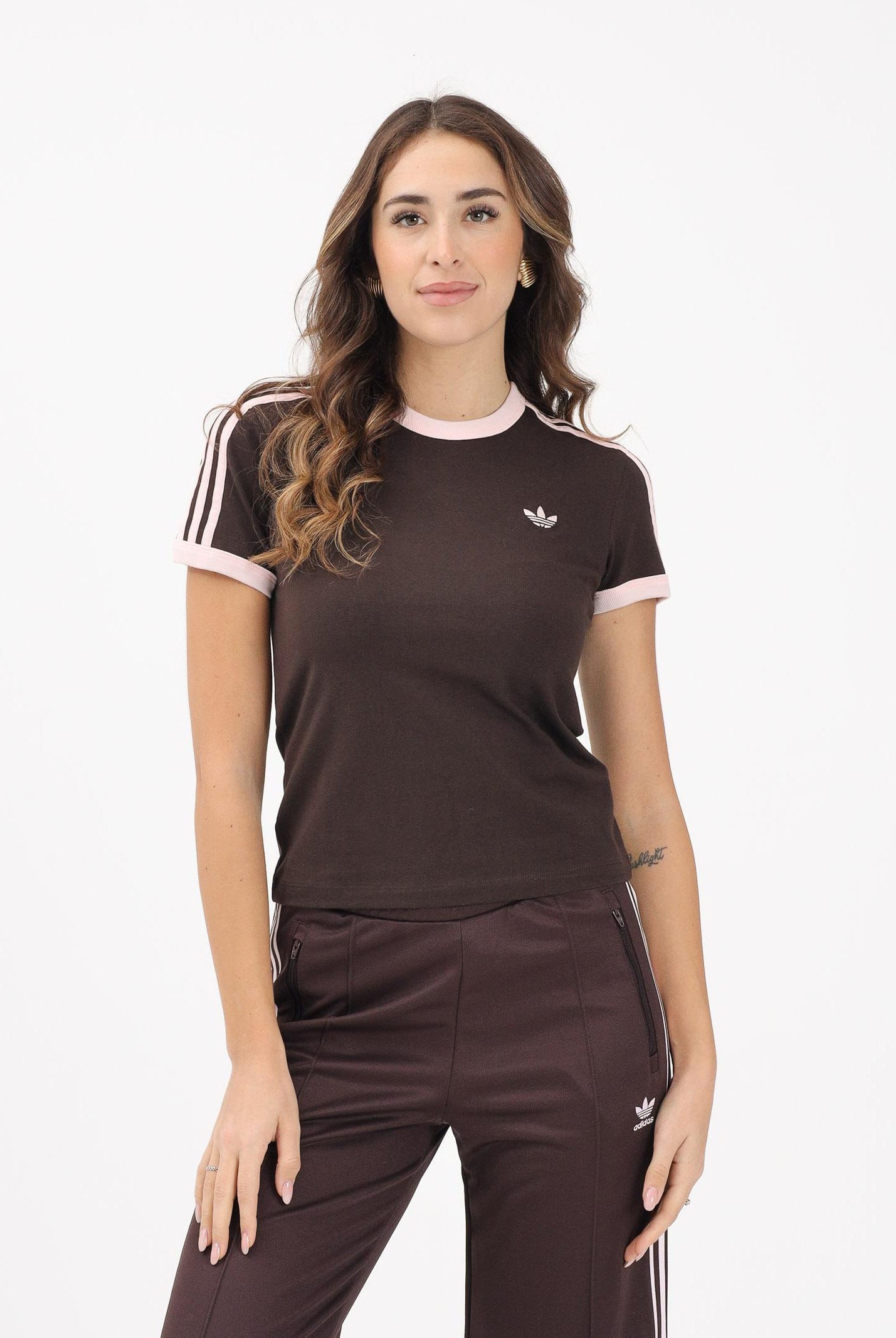 ADIDAS ORIGINALS T-shirt a manica corta 3 STRIPES SLIM marrone e rosa da donna KC9017 . ADIDAS ORIGINALS