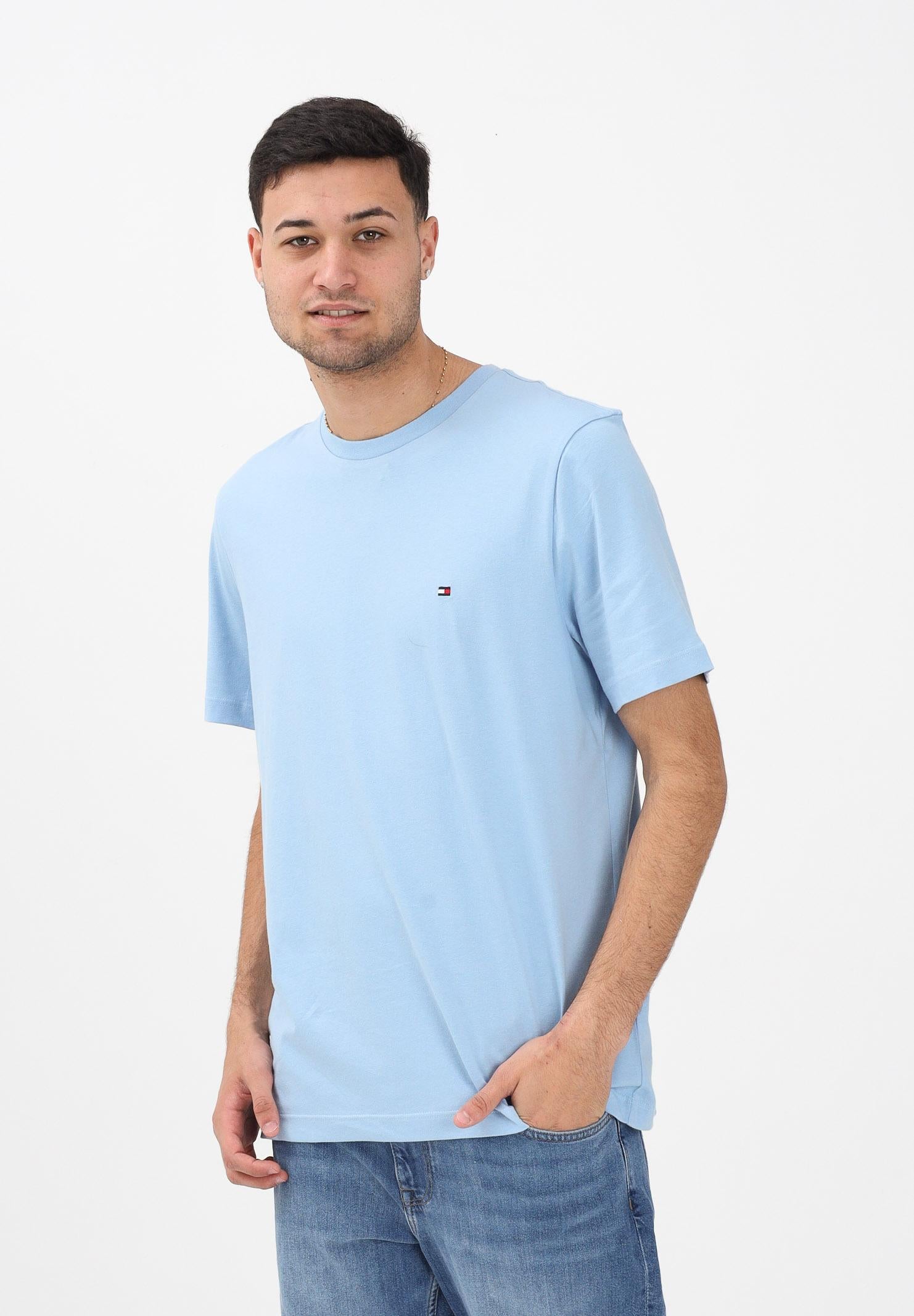 TOMMY HILFIGER T-shirt a manica corta celeste da uomo con logo MW0MW39995 C1Y TOMMY HILFIGER