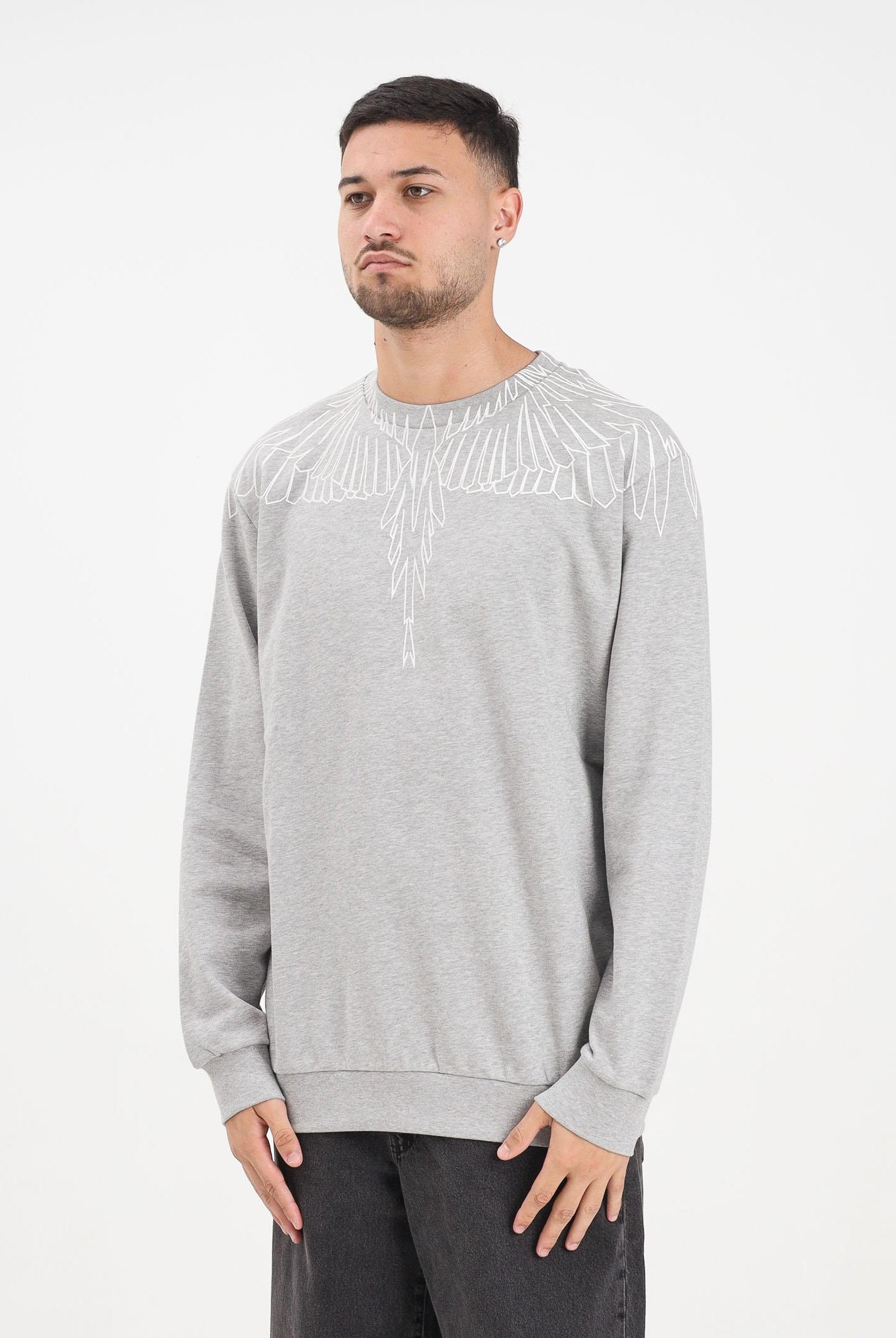 MARCELO BURLON COUNTY OF MILAN Felpa girocollo grigia da uomo con grafica ali F5CAMASW001 101 MARCELO BURLON COUNTY OF MILAN