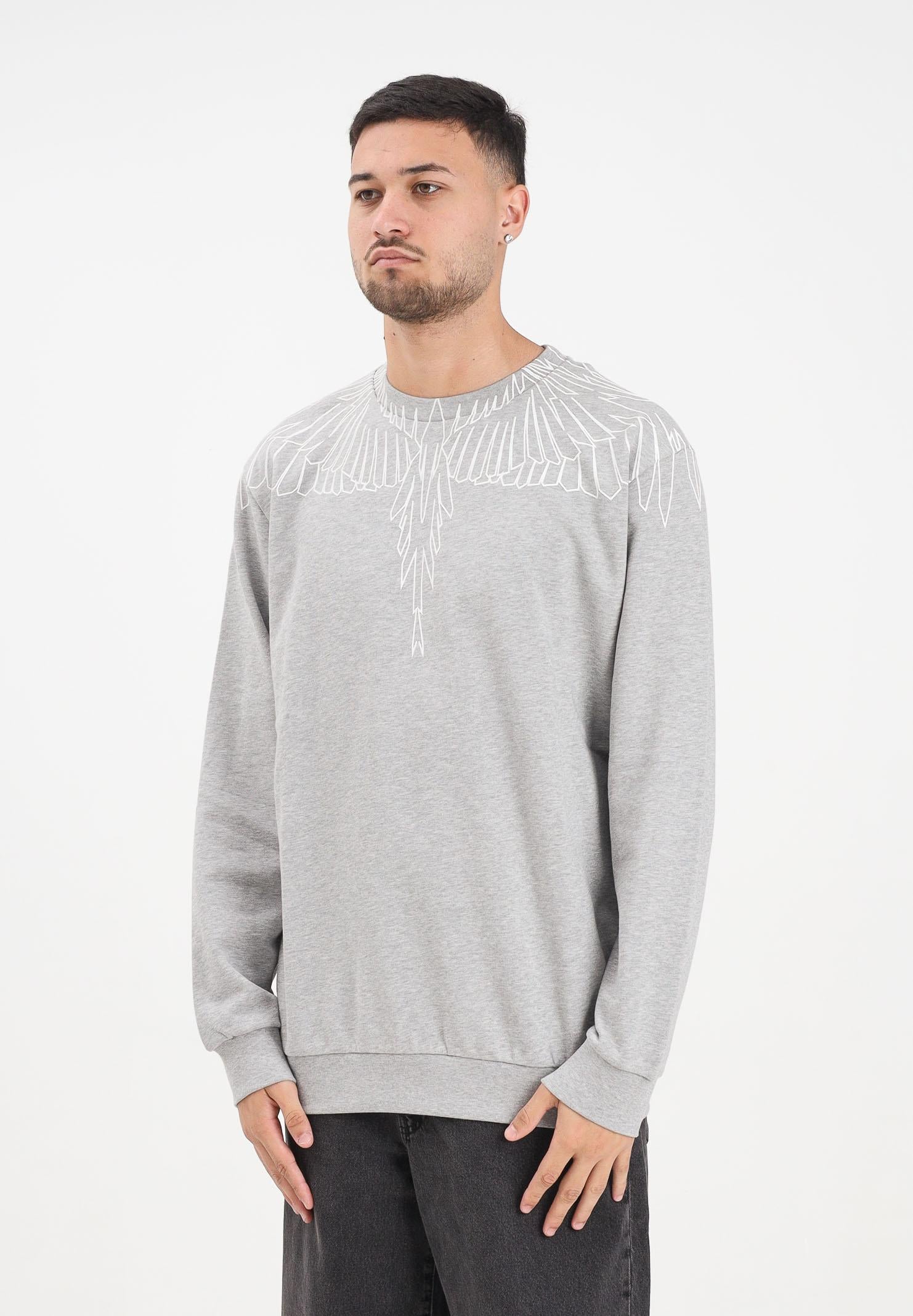 MARCELO BURLON COUNTY OF MILAN Felpa girocollo grigia da uomo con grafica ali F5CAMASW001 101 MARCELO BURLON COUNTY OF MILAN