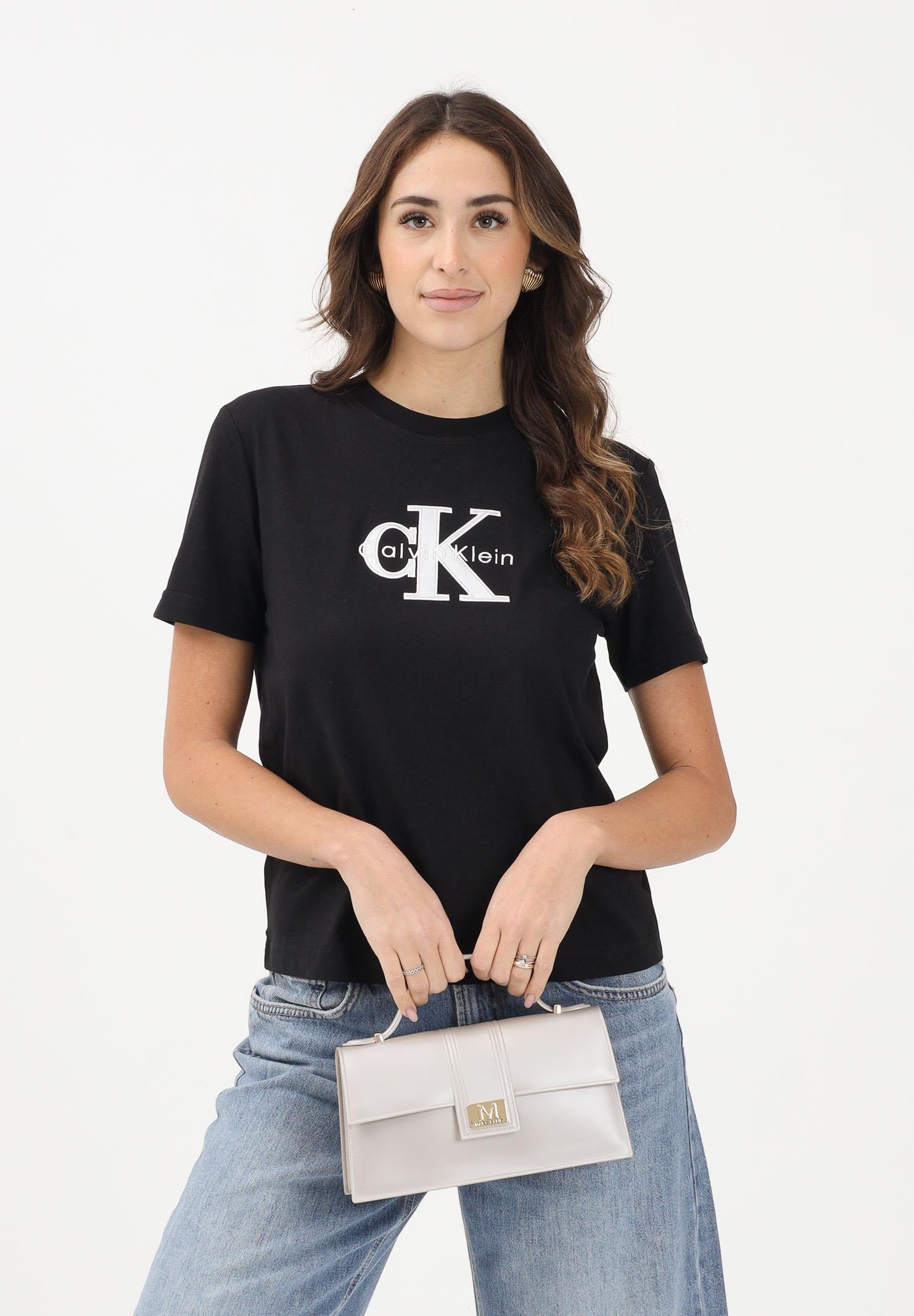 CALVIN KLEIN JEANS T-shirt a manica corta nera da donna con logo LV047E819GUB1 . CALVIN KLEIN JEANS