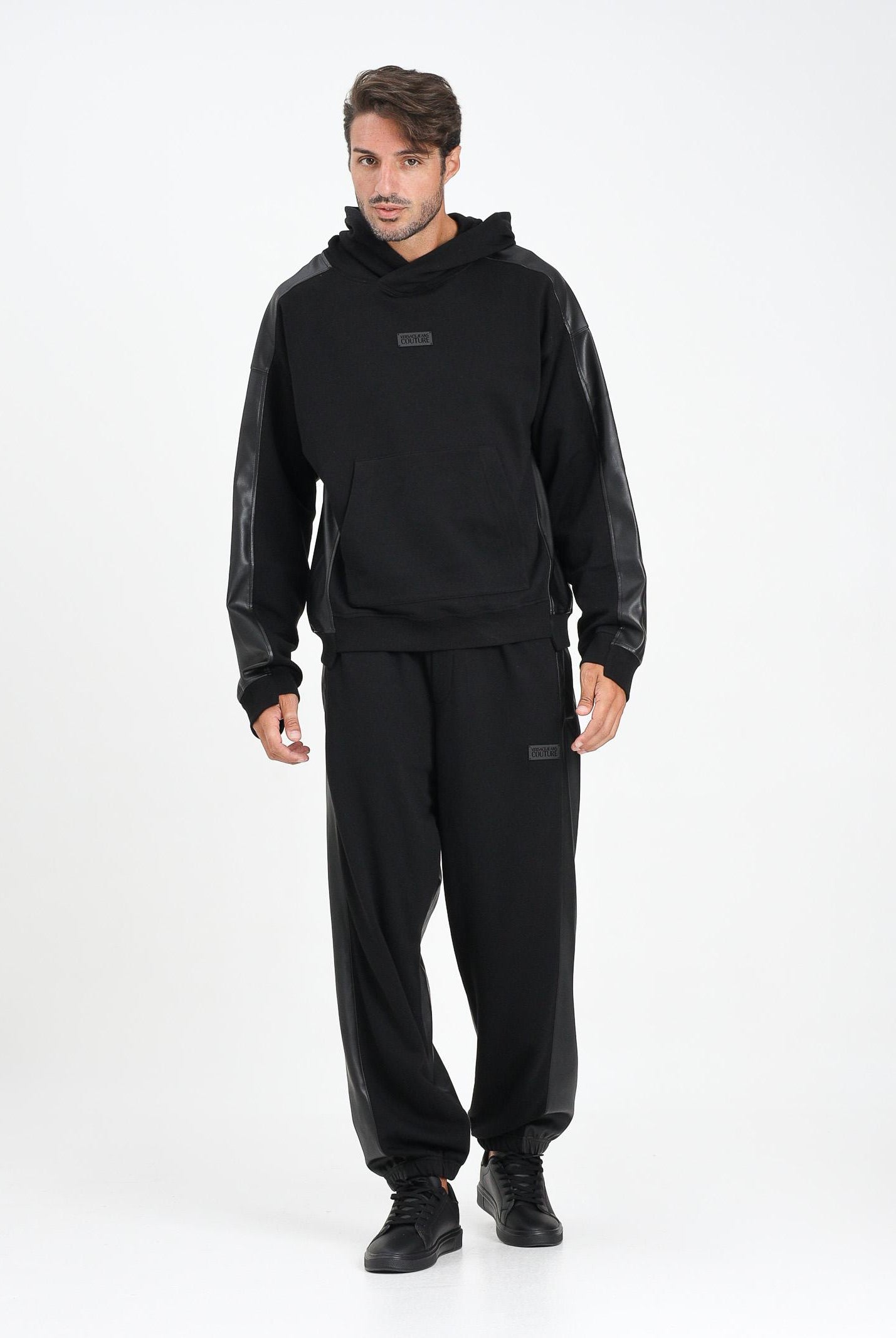 VERSACE JEANS COUTURE Pantalone sportivo nero da uomo realizzato in doppio tessuto 79GAA322F0010 899 VERSACE JEANS COUTURE