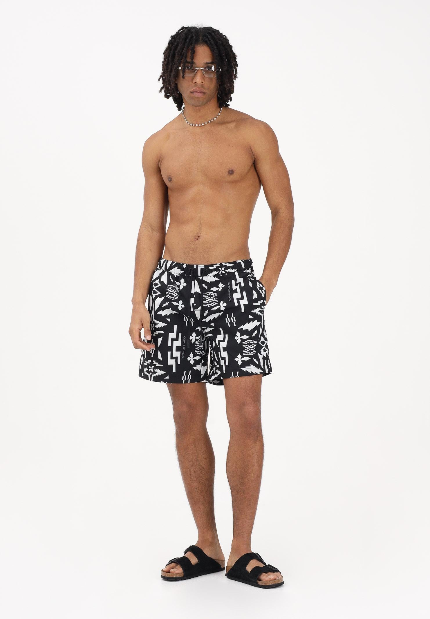 MARCELO BURLON COUNTY OF MILAN Shorts mare nero da uomo con fantasia COMAS2606410888 . MARCELO BURLON COUNTY OF MILAN