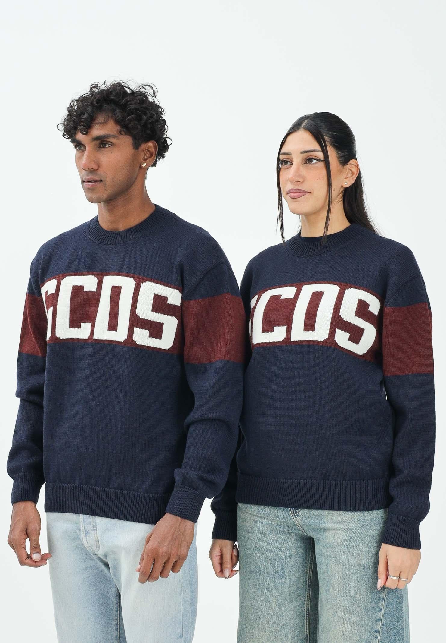 GCDS Maglioncino girocollo blu per uomo e donna impreziosito da banda a contrasto e logo B2CM1505KI4 77 GCDS