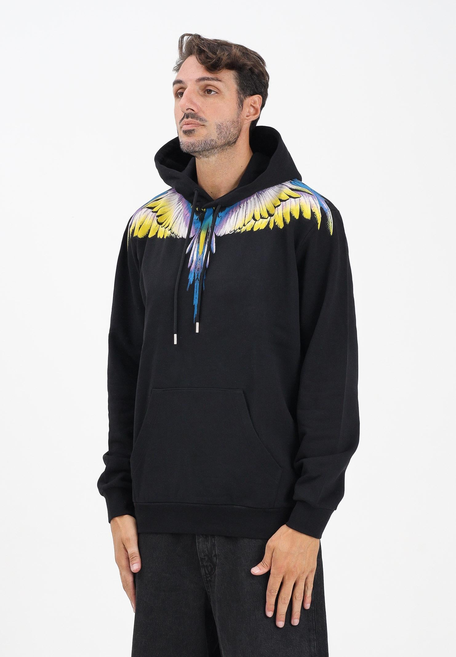 MARCELO BURLON COUNTY OF MILAN Felpa con cappuccio nera da uomo caratterizzata da stampa ali F5CAMAHS030 110 MARCELO BURLON COUNTY OF MILAN