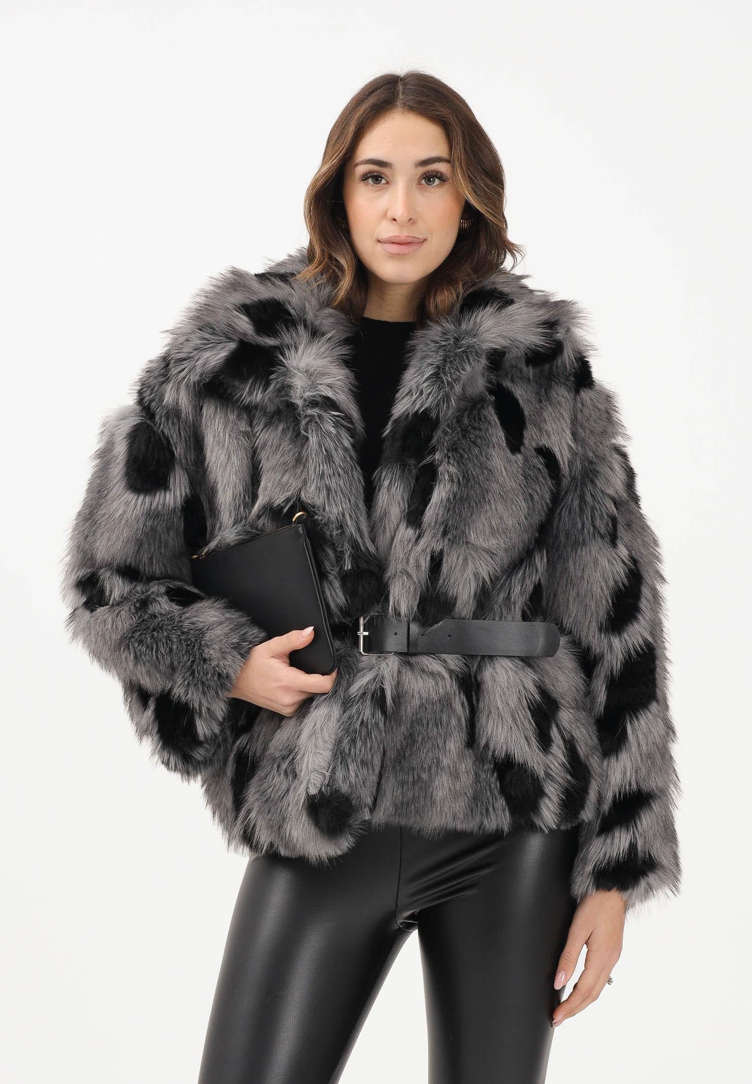 VICOLO Pelliccia grigia e nera da donna con cintura TF1691 GR VICOLO
