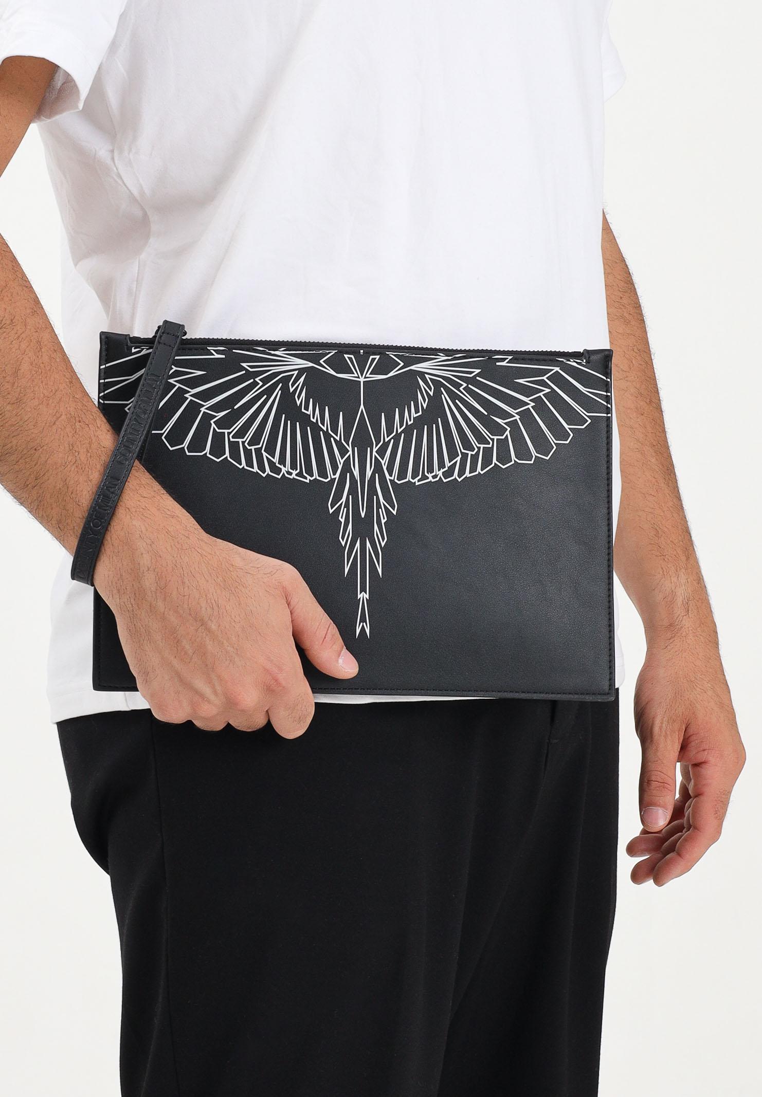 MARCELO BURLON COUNTY OF MILAN Pochette a mano nera per uomo e donna con stampa COMAF250137 . MARCELO BURLON COUNTY OF MILAN