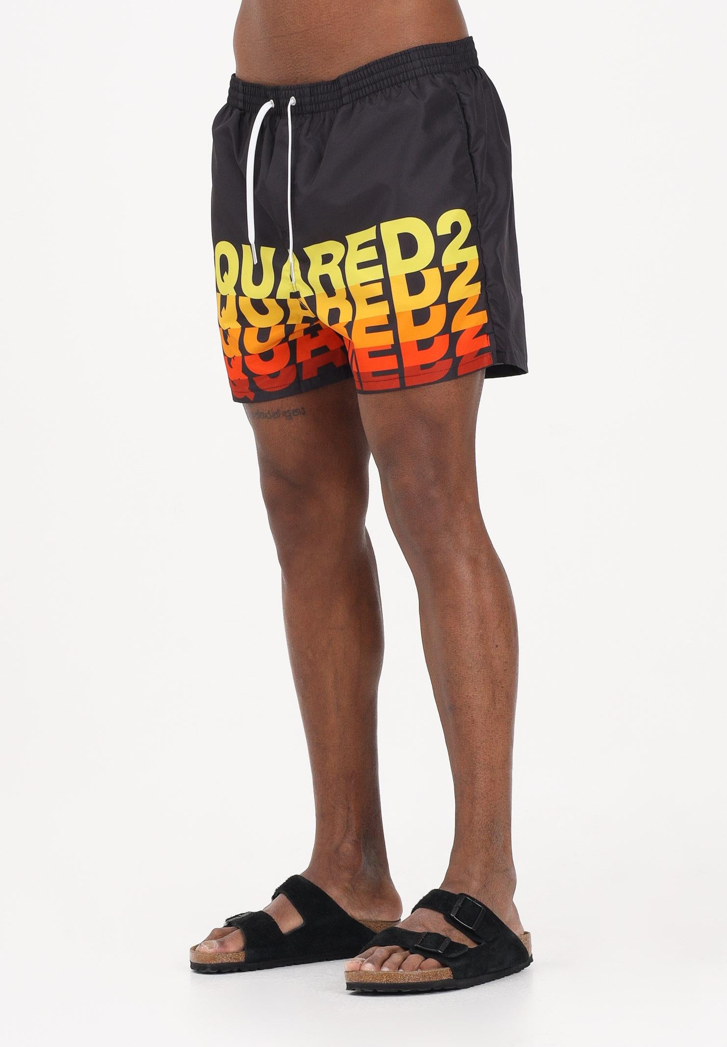 DSQUARED2 Shorts mare nero da uomo con maxi stampa logo D7B626710 001 DSQUARED2