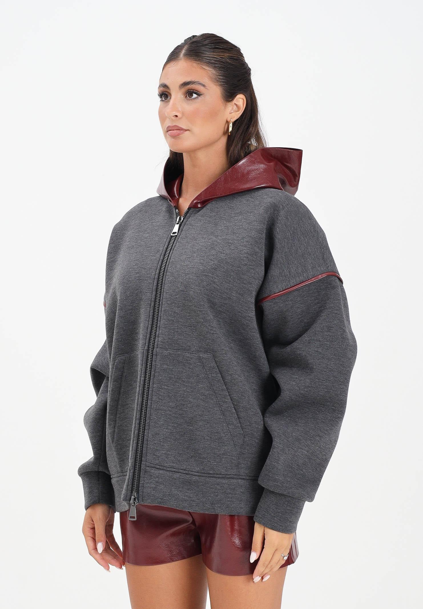 SIMONA CORSELLINI Felpa con zip grigia da donna caratterizzata da inserti in ecopelle bordeaux A25CPFE00301-C00006 V0751 SIMONA CORSELLINI