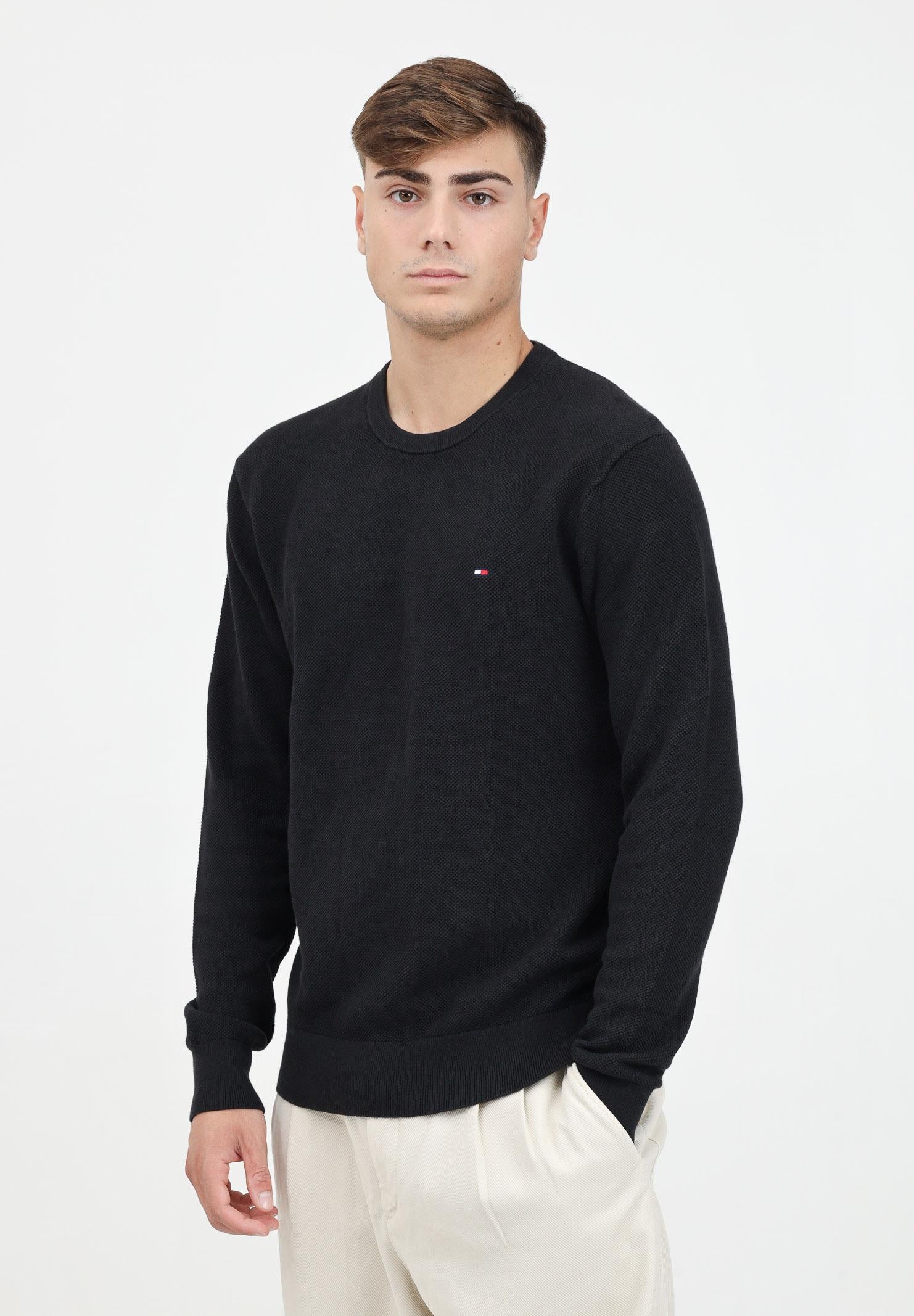 Maglioncino girocollo nero da uomo con ricamo bandierina MW0MW36347BDS TOMMY HILFIGER