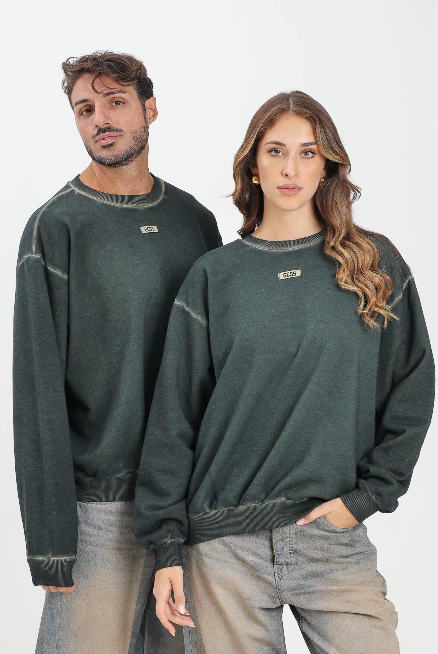 GCDS Felpa girocollo verde per uomo e donna con effetto washed B2CM1511JE8 82 GCDS