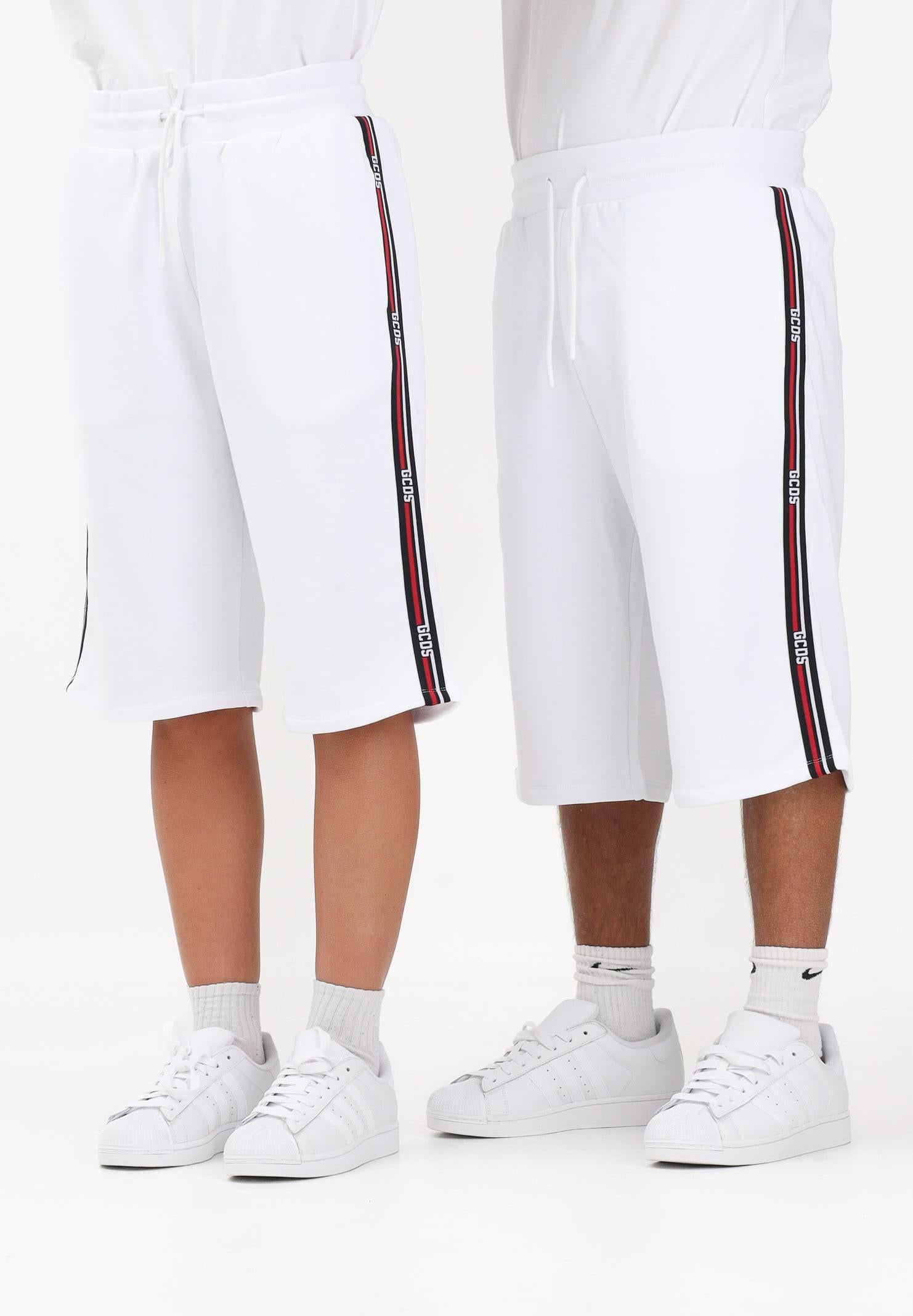 GCDS Shorts sportivo bianco per uomo e donna con bande laterali C1MEQL214F004 100B GCDS