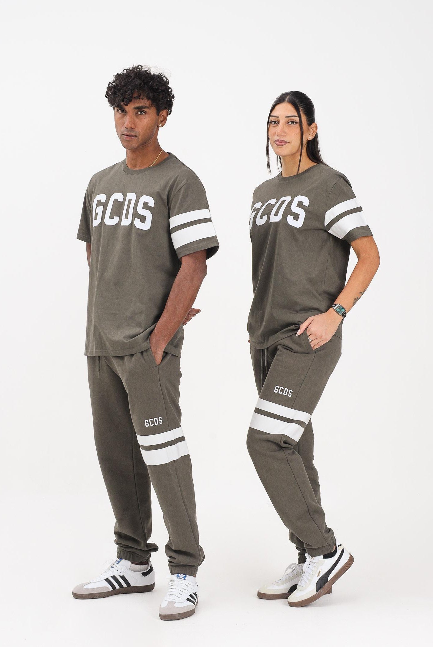 GCDS Pantalone sportivo verde militare per uomo e donna con dettagli a contrasto B1XM3002JI0 88 GCDS