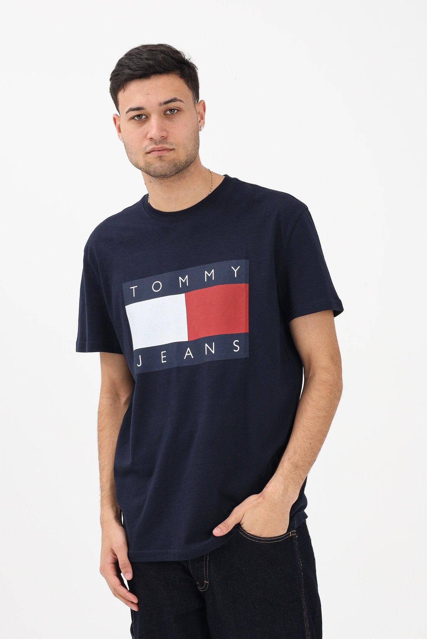 TOMMY JEANS T-shirt a manica corta Flag Badge blu da uomo DM0DM22645 C1G TOMMY JEANS