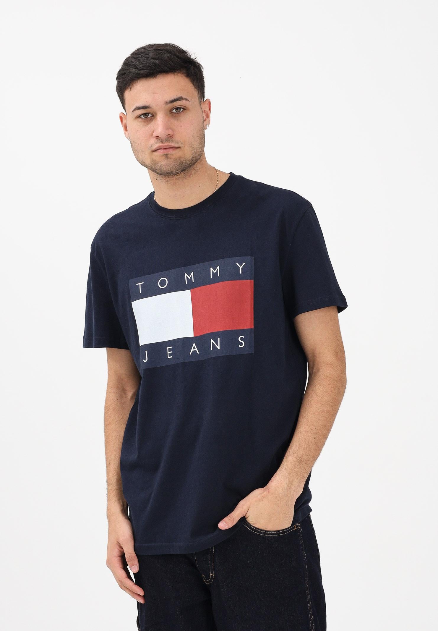 TOMMY JEANS T-shirt a manica corta Flag Badge blu da uomo DM0DM22645 C1G TOMMY JEANS